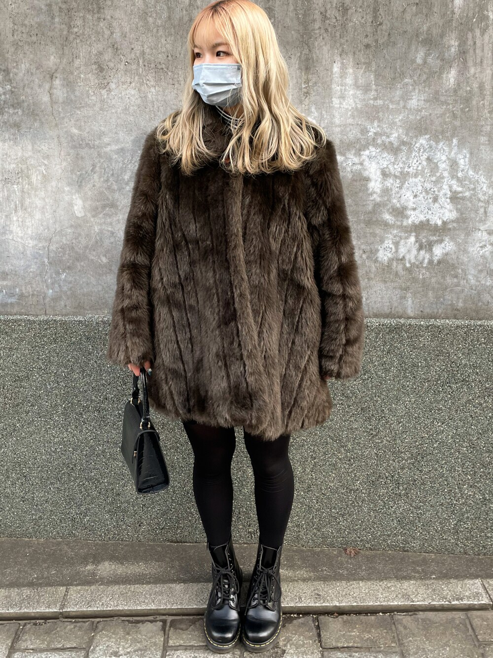 「春、オトナ女子、オーバーサイズ、川越、ラクチンコーデ、ootd、いいね、save、フォローお願いします🤑、高身長コーデ、オーバーオール、ボア、冬コーデ」｜「ems exciteのクロコハンドルBAG（ハンドバッグ、ブラック系）」を使った、おおわだゆうきさん（レディース・159cm）の春コーディネートの1枚目の写真