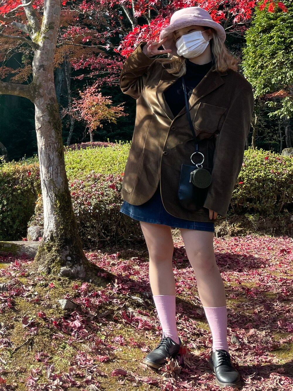 「スカート、ブーツ、シンプル、ブラック、ピンク、UNIQLO、冬コーデ、タートルネック、大人カジュアル、休日スタイル、紅葉、冬、ファー小物、ジャケットスタイル、ミニバッグ」｜「UNIQLOのアイテム（レッグウェア、ピンク系）」を使った、おおわだゆうきさん（レディース・159cm）の秋コーディネートの1枚目の写真