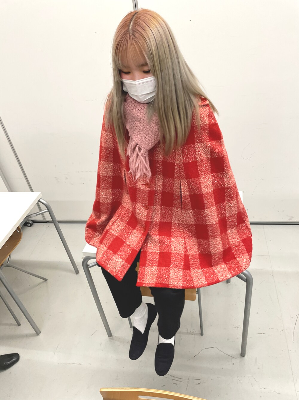 「オトナカジュアル、お洒落さんとつながりたい、オトナ女子、ポンチョ、ラクチンコーデ、パンツコーデ、プチプラ、あったかコーデ、キレイめ、服飾学生、学校コーデ、ootd、服飾」｜「ファミマのアイテム（ソックス/靴下、ホワイト系）」を使った、おおわだゆうきさん（レディース・159cm）の冬コーディネートの1枚目の写真