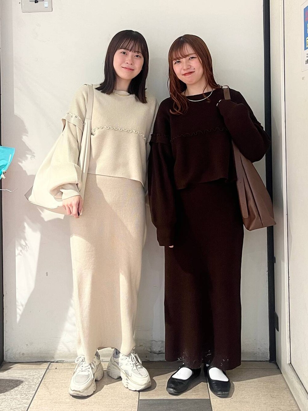 「きれいめ、ワントーン、ベーシック/シンプル、LOWRYS FARM、カジュアル、デート/ロマンティック、デートコーデ、セールコーデ、ローリーズスタイル_LOWRYS FARM、カジュアルコーデ、セットアップ、ニット、スカート」｜「LOWRYS FARMのヤワラカルイ２ＷＡＹショルダーＢＡＧ 115210（ショルダーバッグ、ホワイト系）」を使った、もえこさん（レディース・156cm）の冬コーディネートの1枚目の写真