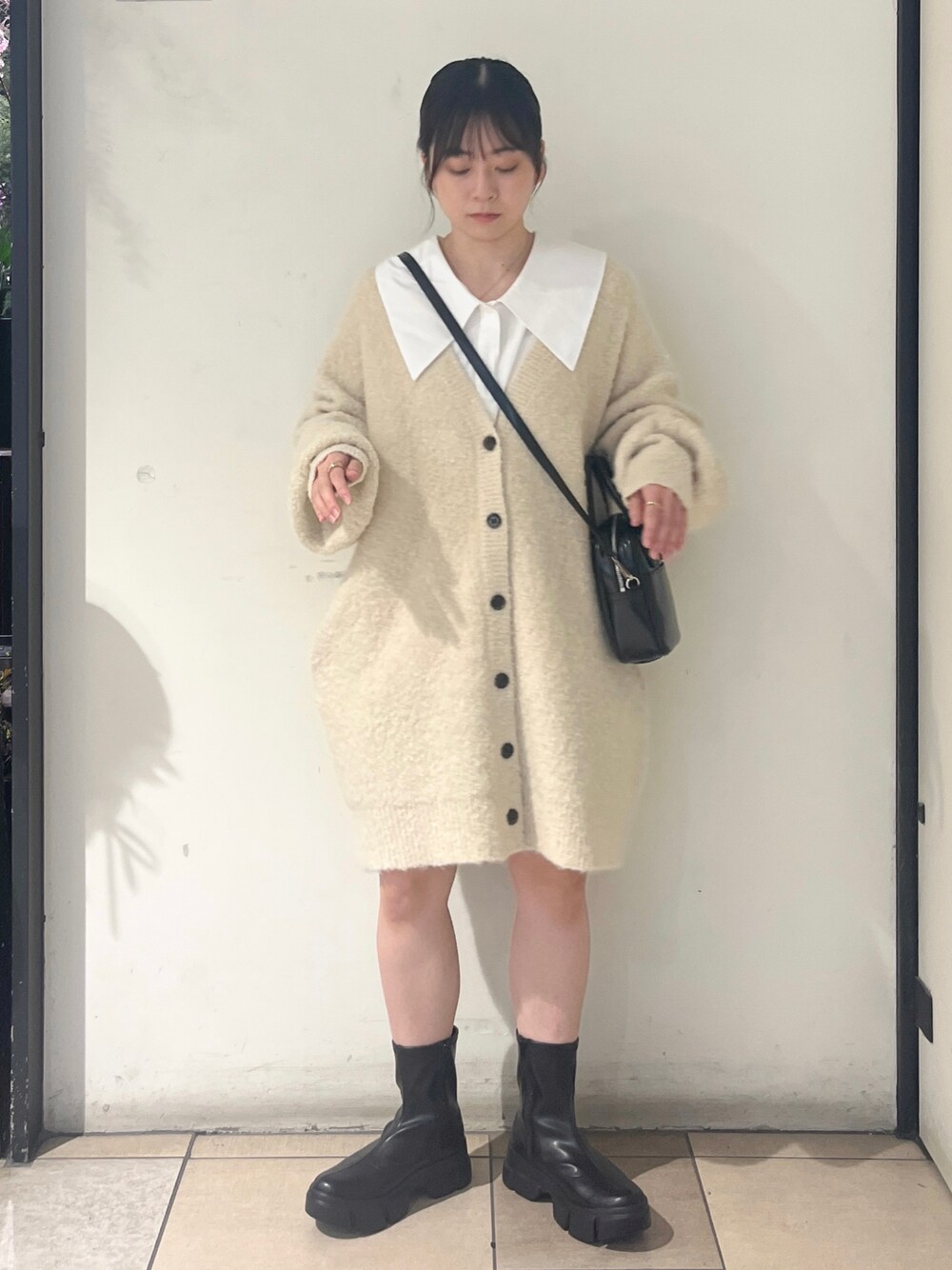 「LOWRYS FARM、ローリーズファーム(LOWRYS FARM)、ワンピース、カーディガン、秋コーデ、甘め、淡色コーデ」｜「LOWRYS FARMのスクエアボストンバック　980539（ボストンバッグ、ブラック系）」を使った、もえこさん（レディース・156cm）の秋コーディネートの1枚目の写真