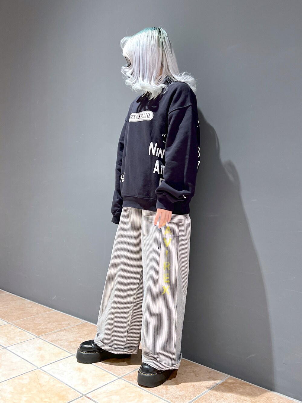 ブルー系のスウェット、その他のデニムパンツ、ブラック系のソックス/靴下を着用したレディースの秋コーディネートの1枚目の写真