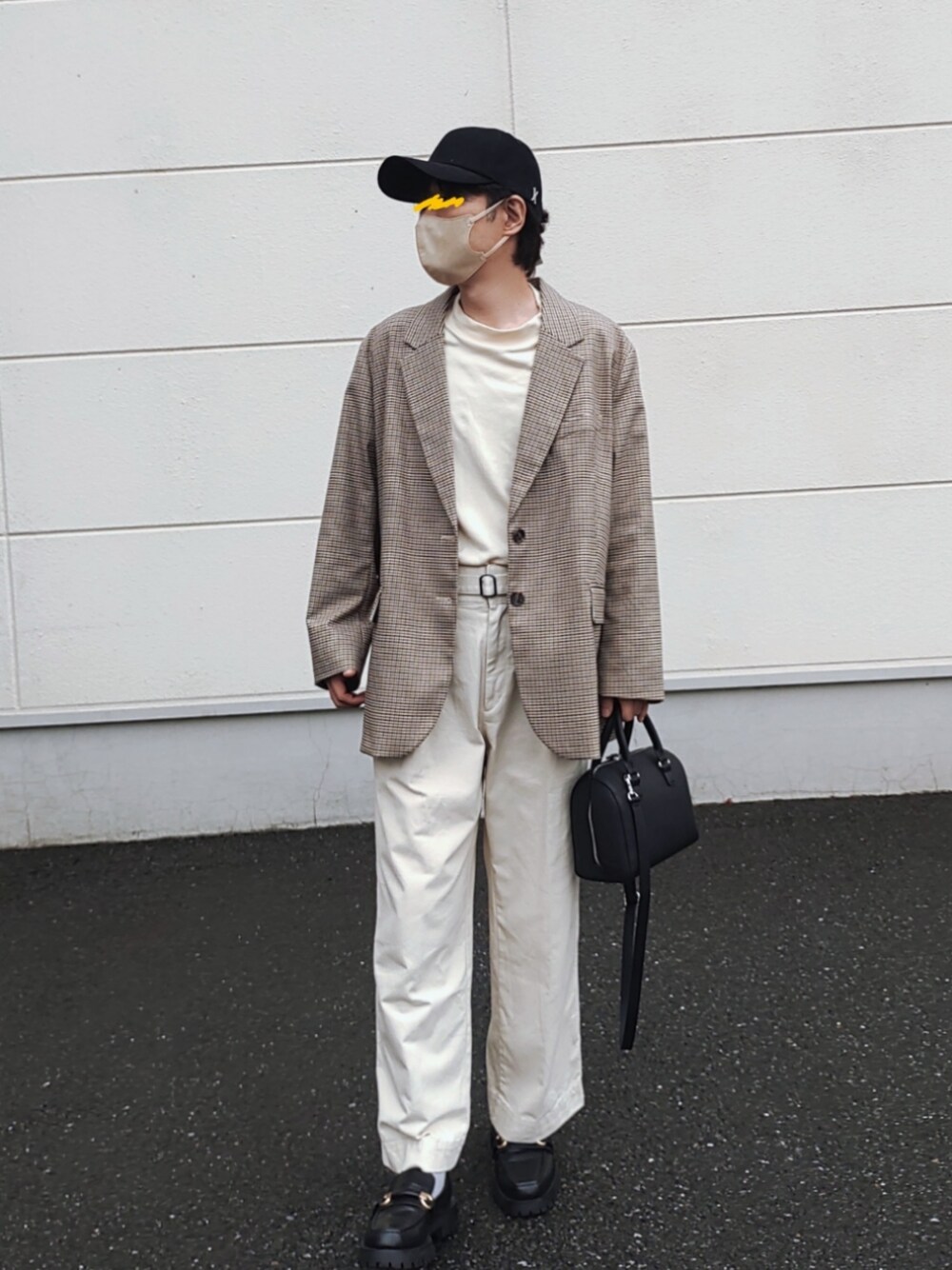「春、ファストファッション、プチプラコーデ、キャップ、ブレザー、モックネック、タックパンツ、ビットローファー、厚底ローファー、レディース男子、ミニボストン、チェックジャケット、レトロ、カレッジ」｜「UNIQLOのベルテッドタックワイドパンツ(WOMEN 70)（その他パンツ、ホワイト系）」を使った、naokさん（メンズ・175cm）の春コーディネートの1枚目の写真
