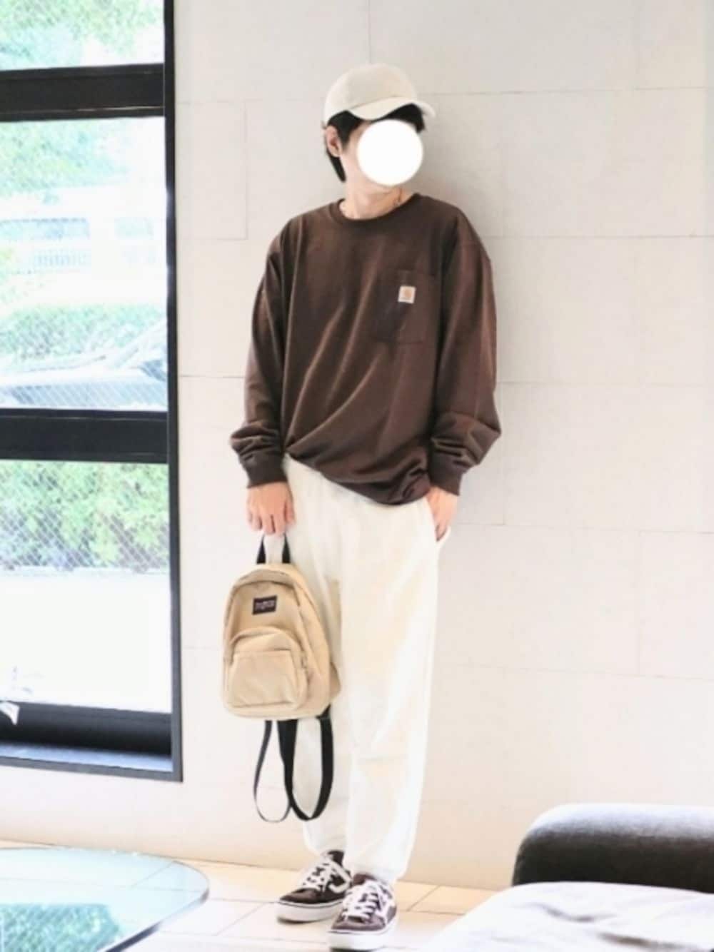 「ブラウンコーデ、スウェットパンツ、キャップ、ポケットＴシャツ、ロンT、carhartt、VANS、リュック、ミニリュック、スニーカースタイル、大人ストリート、ストリート、秋のコーデ、シンプルスタイル、ストリートコーデ」｜「CarharttのCarhartt/カーハート Workwear Long-Sleeve Pocket T-Shirt 長袖Tシャツ ロンT（Tシャツ/カットソー、ブラウン系）」を使った、naokさん（メンズ・175cm）の秋コーディネートの1枚目の写真