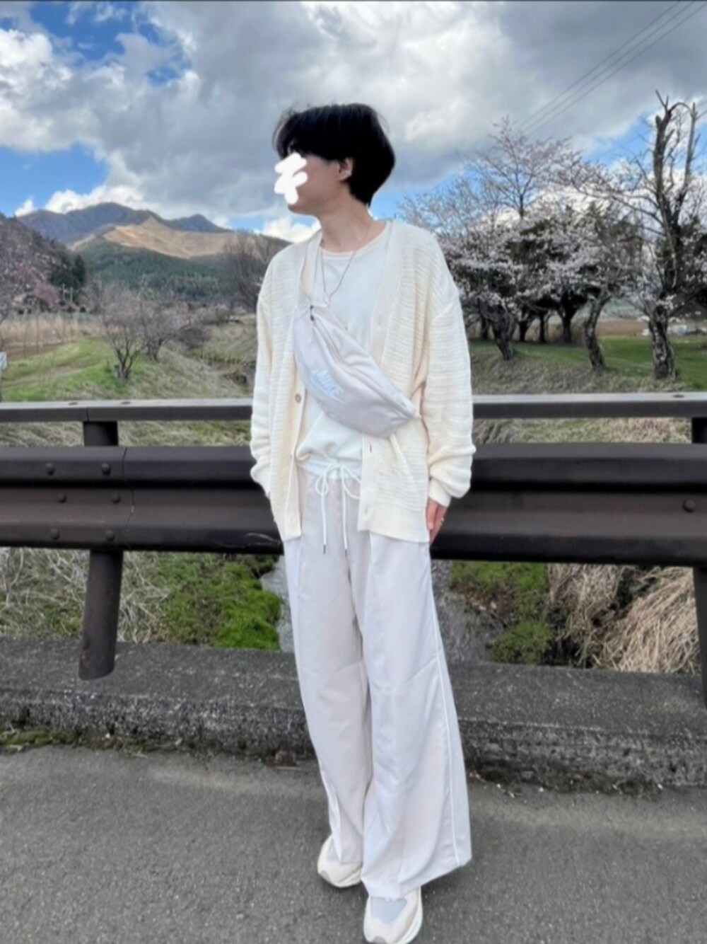 「ホワイトコーデ、透かし編みカーディガン、イヤーカフ、リング、ネックレス、Dior、ボディバッグ、ワイドパンツ、ラインパンツ、New Balance、淡色コーデ、ワントーンコーデ、プチプラコーデ、タックイン、大人カジュアル」｜「H&Mのワイドプルオンパンツ(size XL)（その他パンツ、ベージュ系）」を使った、naokさん（メンズ・175cm）の春コーディネートの1枚目の写真