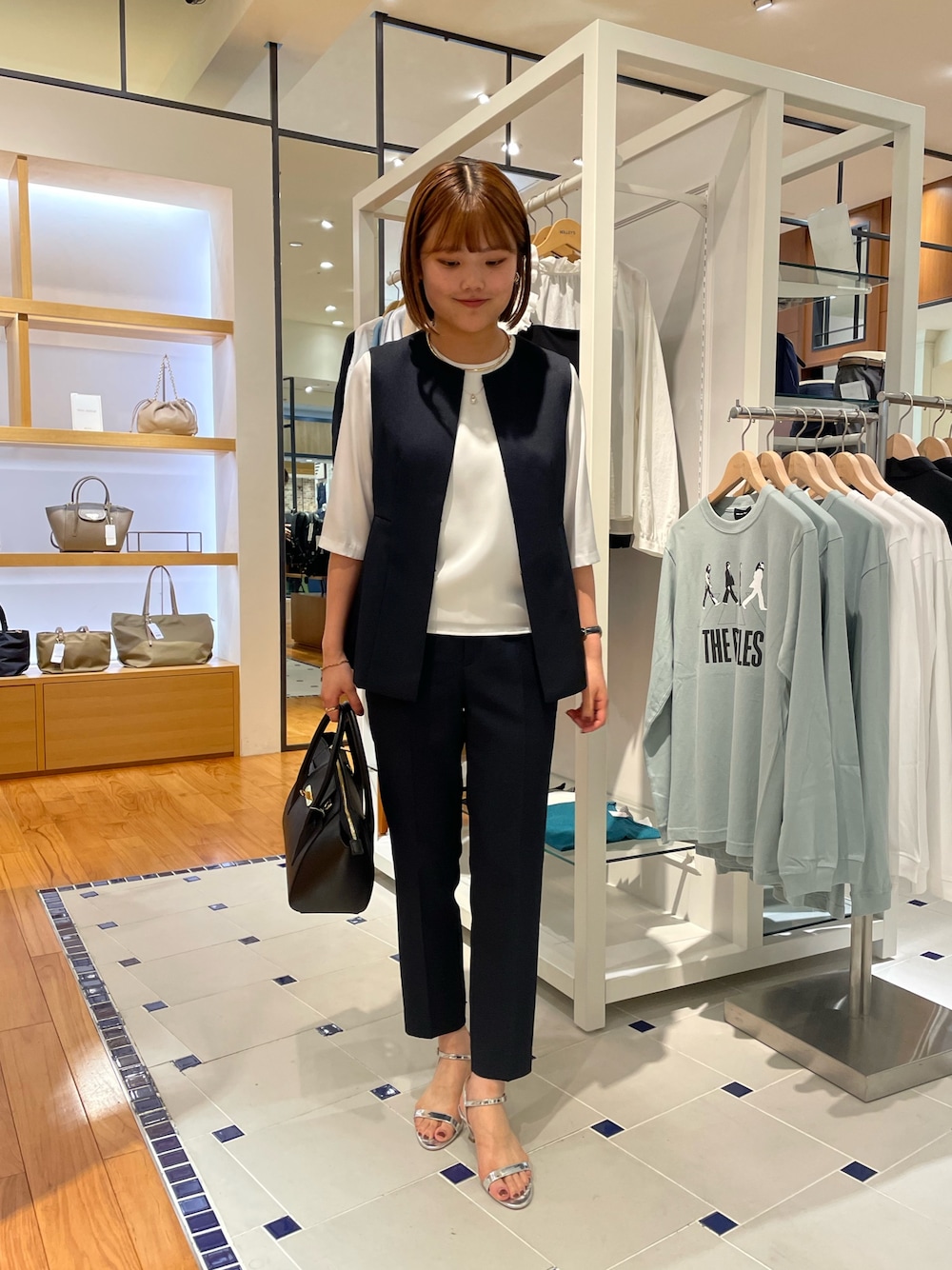 「秋コーデ、セットアップ、ジレスタイル、ジレコーデ、パンツスタイル、テーパードパンツ、通勤コーデ、通勤スタイル、オフィスカジュアル、オフィスコーデ、キレイめ、シンプルコーデ」｜「NOLLEY’Sのオトナサテン5分袖Tブラウス（シャツ/ブラウス、ホワイト系）」を使った、kanaguchiさん（レディース・164cm）の秋コーディネートの1枚目の写真