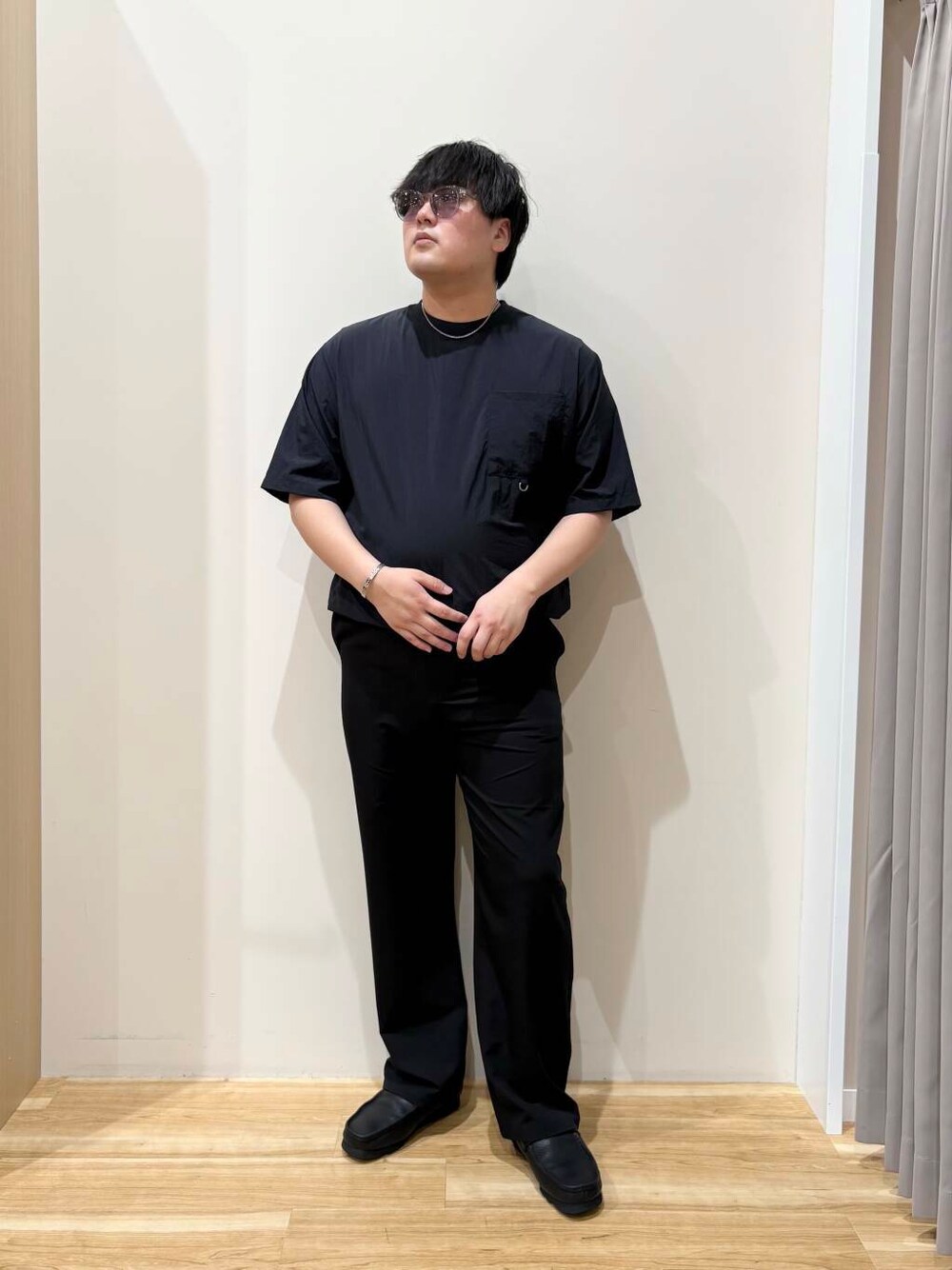 ブラック系のTシャツ/カットソー、ブラック系のシャツ/ブラウス、シルバー系のネックレスを着用したメンズの夏コーディネートの1枚目の写真