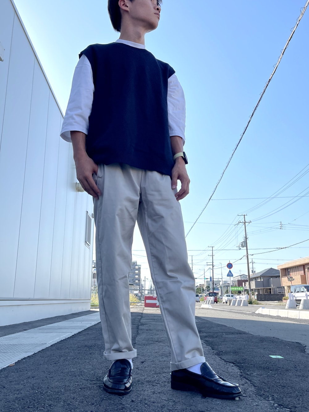 「おしゃれさんと繋がりたい、秋服準備はじめました、きれいめカジュアル、オーバーサイズ、ネイビー、ニットベスト、革靴、ローファー」｜「GUのシェフパンツ+E（パンツ、ベージュ系）」を使った、Ke_toneさん（メンズ・167cm）の秋コーディネートの1枚目の写真