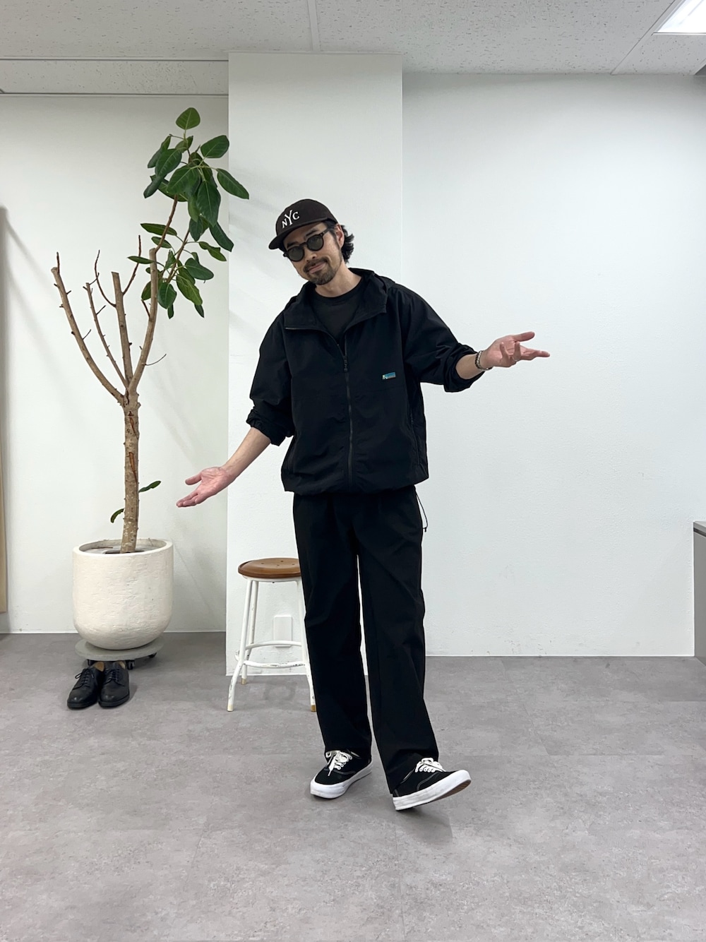 ブラック系のマウンテンパーカーを着用したメンズの春コーディネートの1枚目の写真