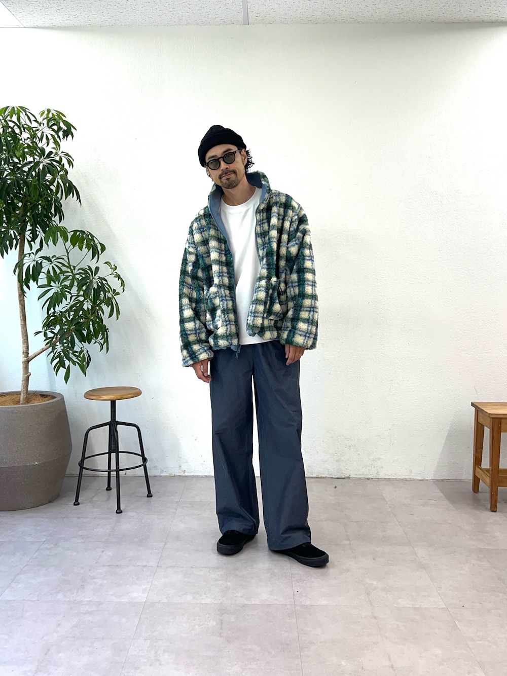 ブルー系のブルゾン、ブルー系のその他パンツを着用したメンズの夏コーディネートの1枚目の写真