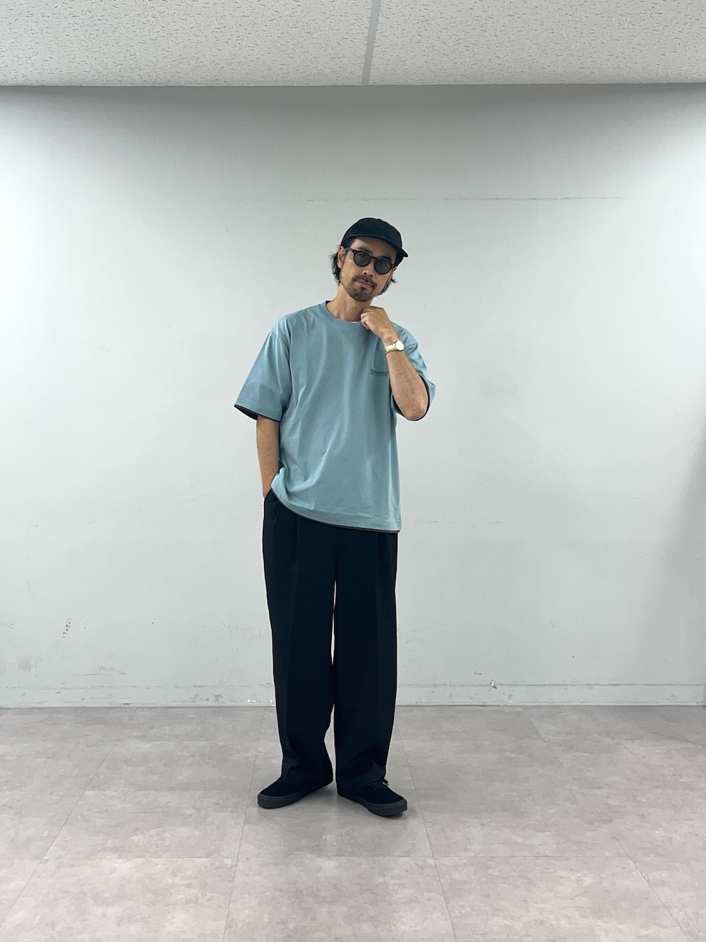 ブルー系のTシャツ/カットソーを着用したメンズの夏コーディネートの1枚目の写真