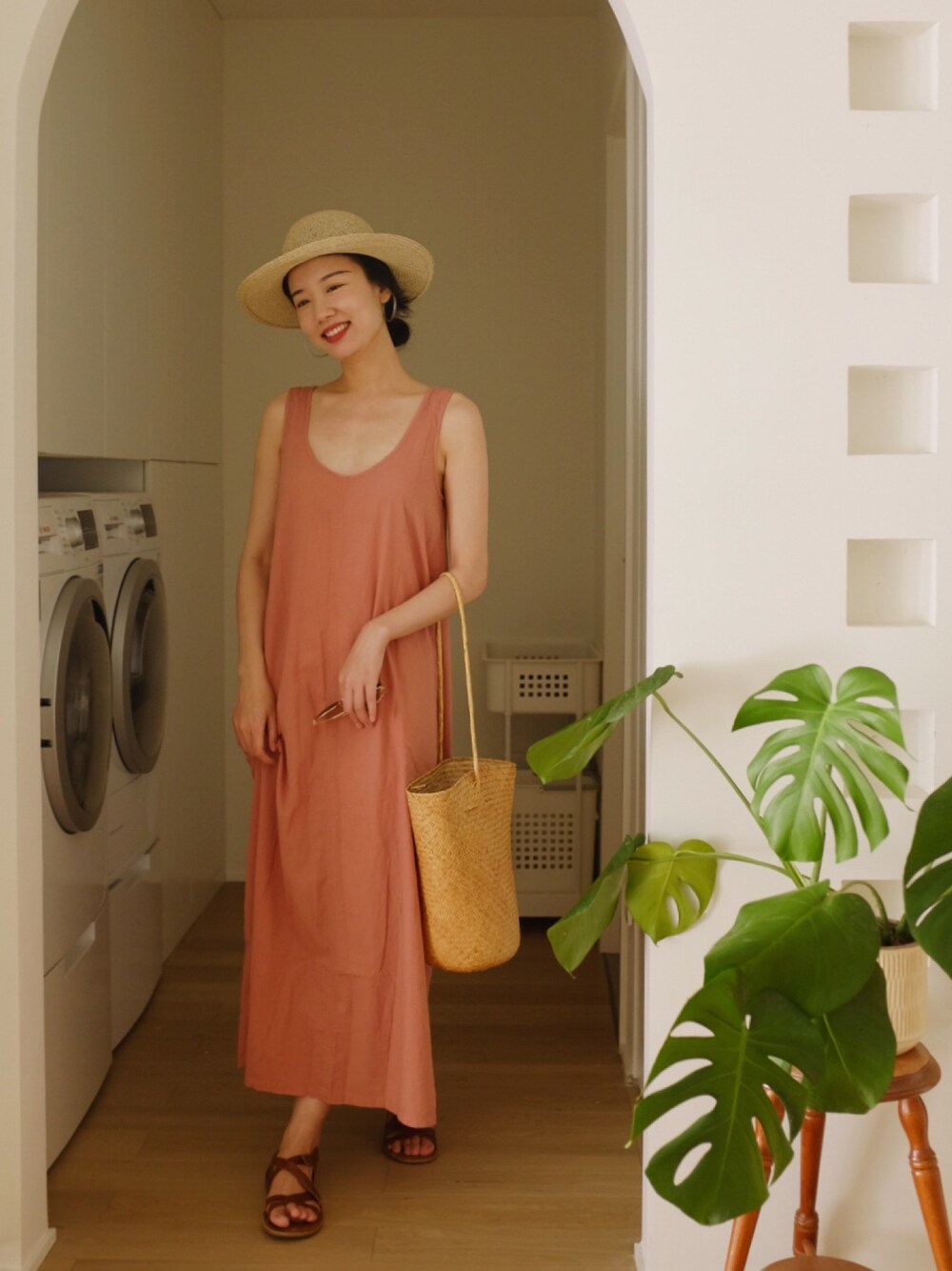 「ootd、夏、休闲、日系极简、基础款、渔夫帽」｜「wica groceryのアイテム（サンバイザー、ベージュ系）」を使った、PDさん（レディース・167cm）の夏コーディネートの1枚目の写真
