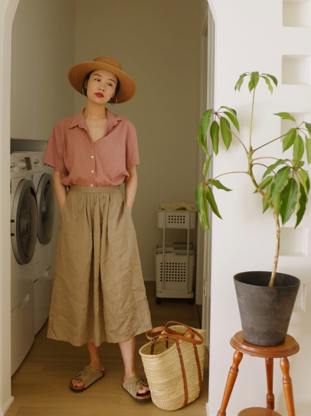 「ootd、夏、休闲、复古、日系极简」｜「MARGARET HOWELLのアイテム（スカート、ベージュ系）」を使った、PDさん（レディース・167cm）の夏コーディネートの1枚目の写真