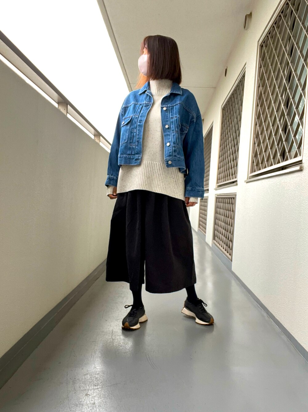 「ゆったりコーデ、楽チンコーデ、たまにはスカート、だぶだぶコーデ」｜「BEAUTY&YOUTH UNITED ARROWSのBY∴ TRADITIONAL デニムジャケット（デニムジャケット、ブルー系）」を使った、グンタさん（レディース・160cm）の冬コーディネートの1枚目の写真