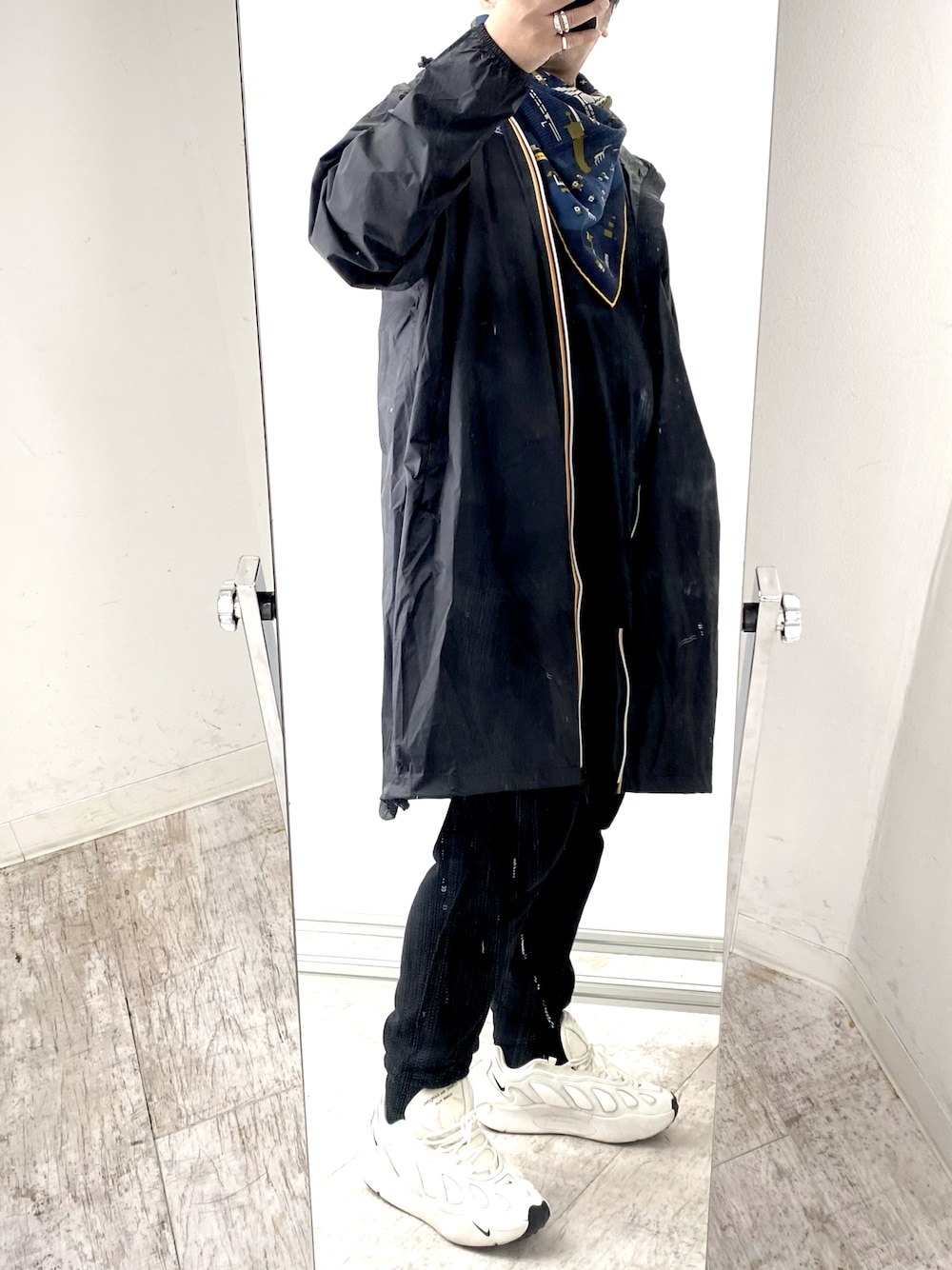 ブラック系のその他アウター、ブラック系のスウェットパンツ、ホワイト系のスニーカーを着用したメンズの春コーディネートの1枚目の写真