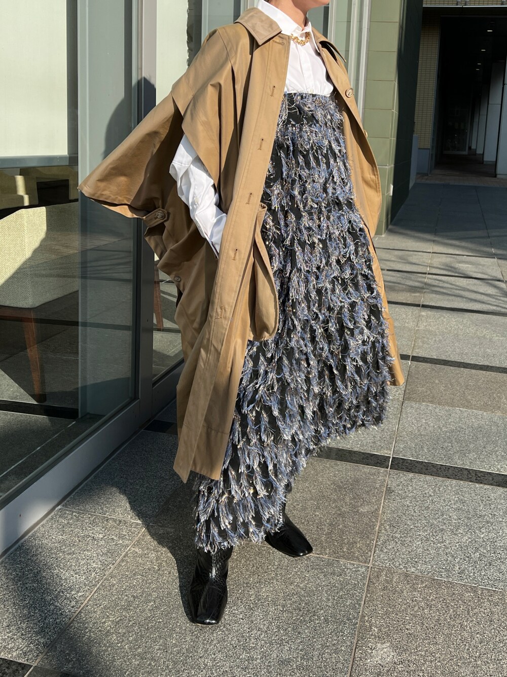 「シンプルコーデ、大人カジュアル、春コーデ、春先取り、ワンピース、キャミワンピ、オーバーサイズ、ボリューム袖、ポンチョ、トレンチコート、モード、モードストリート、大人コーデ、maisonspecial」｜「MAISON SPECIALのポンチョコート【MAISON SPECIAL/メゾンスペシャル】（ステンカラーコート、ベージュ系）」を使った、yukari_riraさん（レディース・155cm）の冬コーディネートの1枚目の写真
