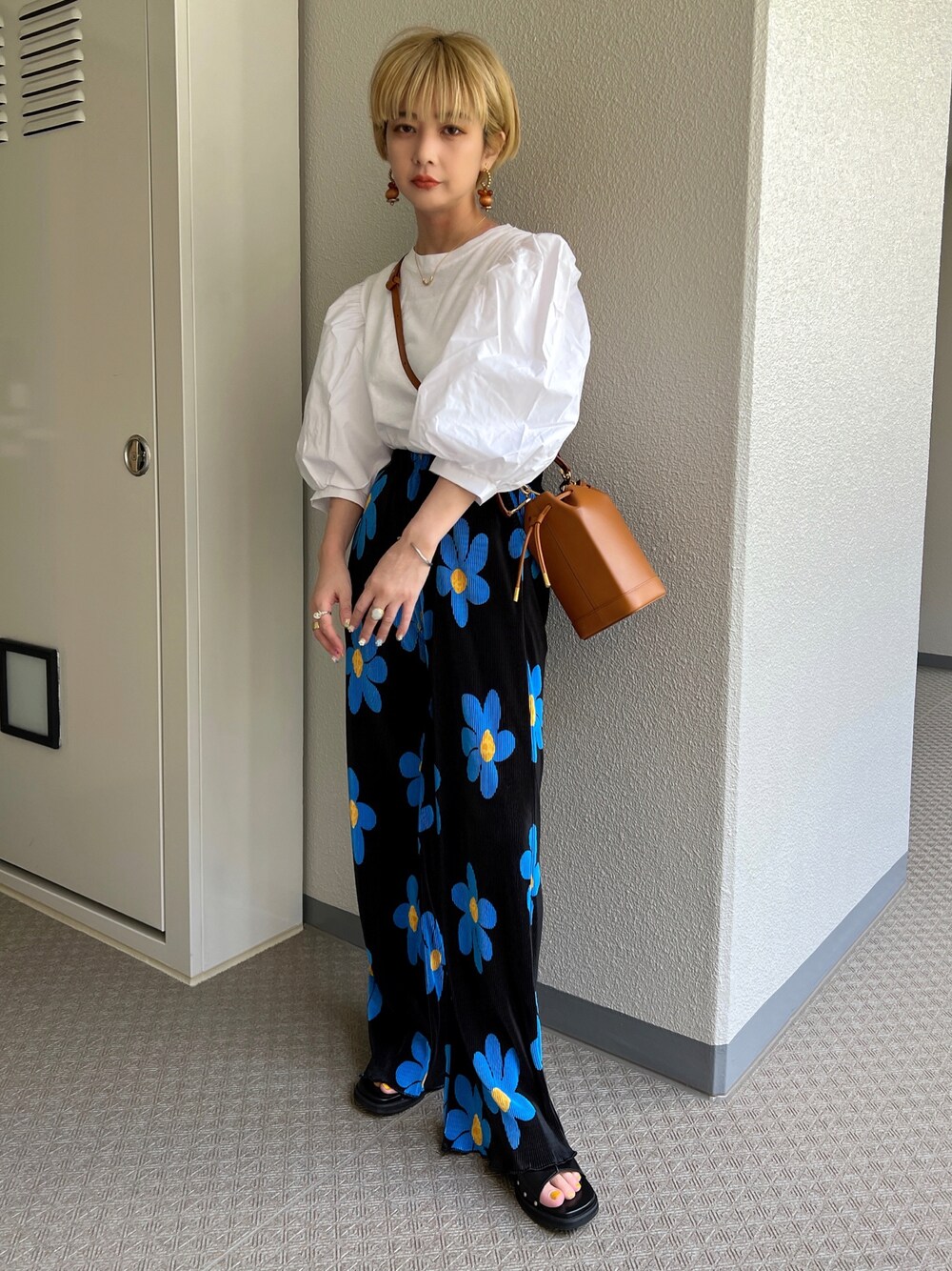「ごきげんウィーク、お出かけコーデ、低身長コーデ、ラフ、ワイドパンツ、ビッグシルエット、プチプラ、パフスリーブ、花柄パンツ、プリーツパンツ、サンダルコーデ」｜「nuguのアイテム（シャツ/ブラウス、ホワイト系）」を使った、yukari_riraさん（レディース・155cm）の春コーディネートの1枚目の写真