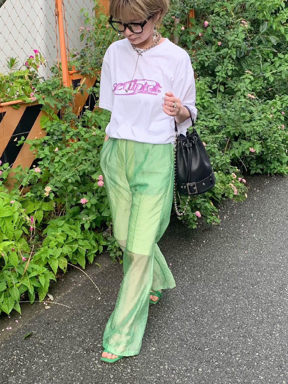 「シンプルコーデ、リラックススタイル、低身長、ストリート、シアーパンツ、シアー、グリーンコーデ、グリーン、Tシャツ、大人カジュアル」｜「SCULPTORの3D LOGO TEE/3DロゴTシャツ（Tシャツ/カットソー、ホワイト系）」を使った、yukari_riraさん（レディース・155cm）の夏コーディネートの1枚目の写真