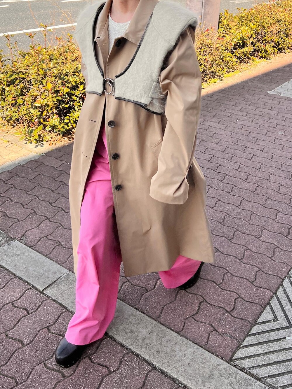 「はるコーデ、GU、GUコーデ、春カラー、パンツスタイル、プチプラコーデ、春コーデ、カラーパンツ、ピンクコーデ、ロングコート、低身長、ベージュ、レイヤードスタイル」｜「GUのアイテム（ステンカラーコート、ベージュ系）」を使った、yukari_riraさん（レディース・155cm）の冬コーディネートの1枚目の写真
