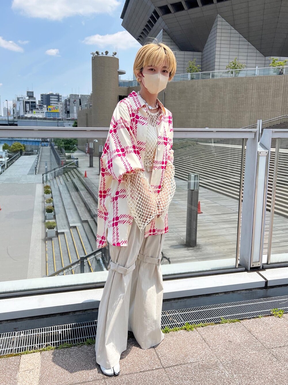 「カジュアルコーデ、ラクチンコーデ、低身長、大人カジュアル、ショートヘア、メッシュ、チェックシャツ、カラー×コーデ、ハイウエスト、ベージュ、ホワイトコーデ、シャツコーデ、maisonspecial、レイヤードスタイル、レイヤード」｜「UNIQLOのアイテム（シャツ/ブラウス、ピンク系）」を使った、yukari_riraさん（レディース・155cm）の春コーディネートの1枚目の写真