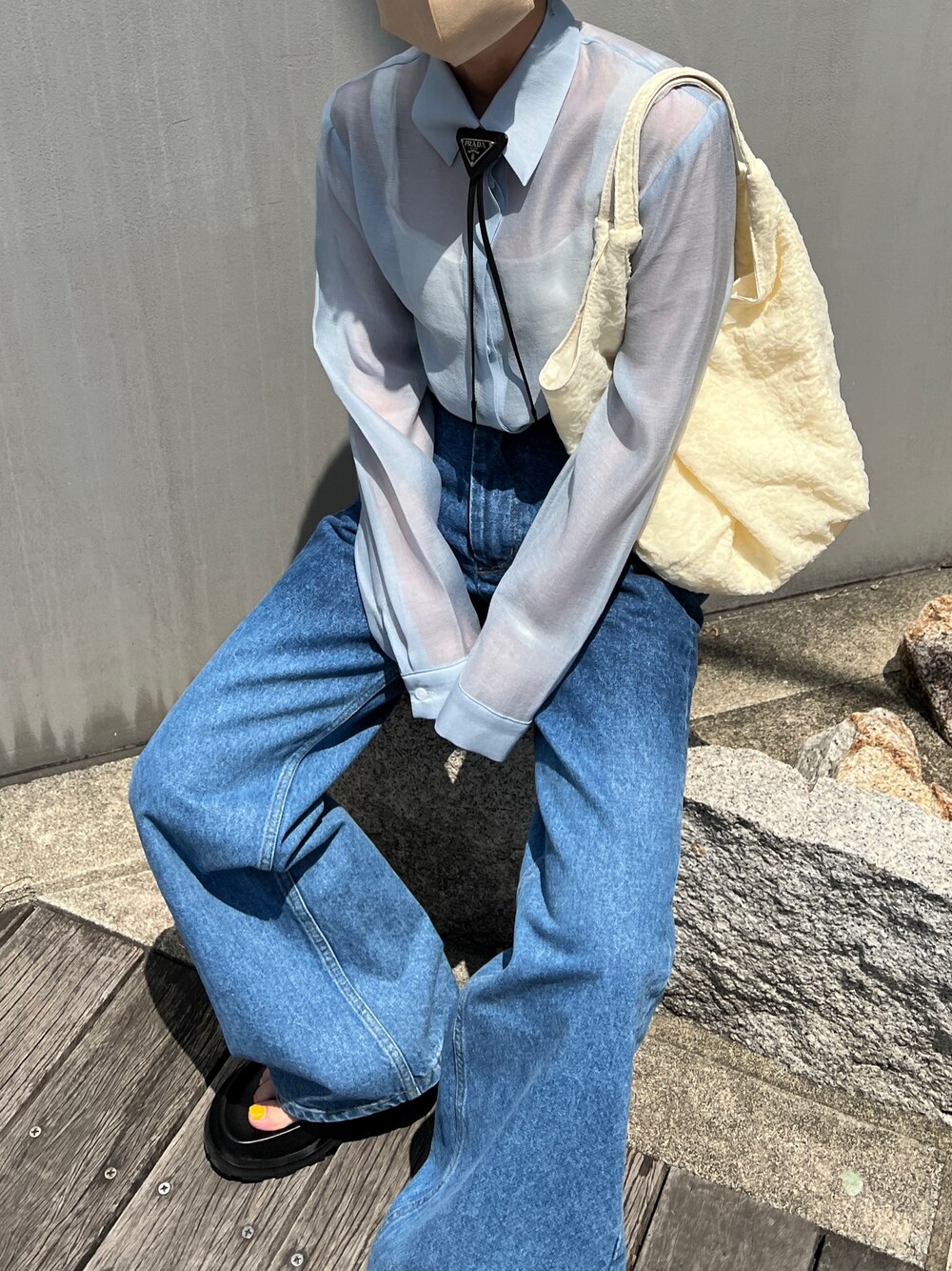 「シンプル、夏コーデ、カジュアルコーデ、低身長、シアーシャツ、シアートップス、プチプラ、プチプラコーデ、シャツスタイル、ブルーコーデ、デニムコーデ、トングサンダル」｜「nuguのアイテム（シャツ/ブラウス、ブルー系）」を使った、yukari_riraさん（レディース・155cm）の春コーディネートの1枚目の写真