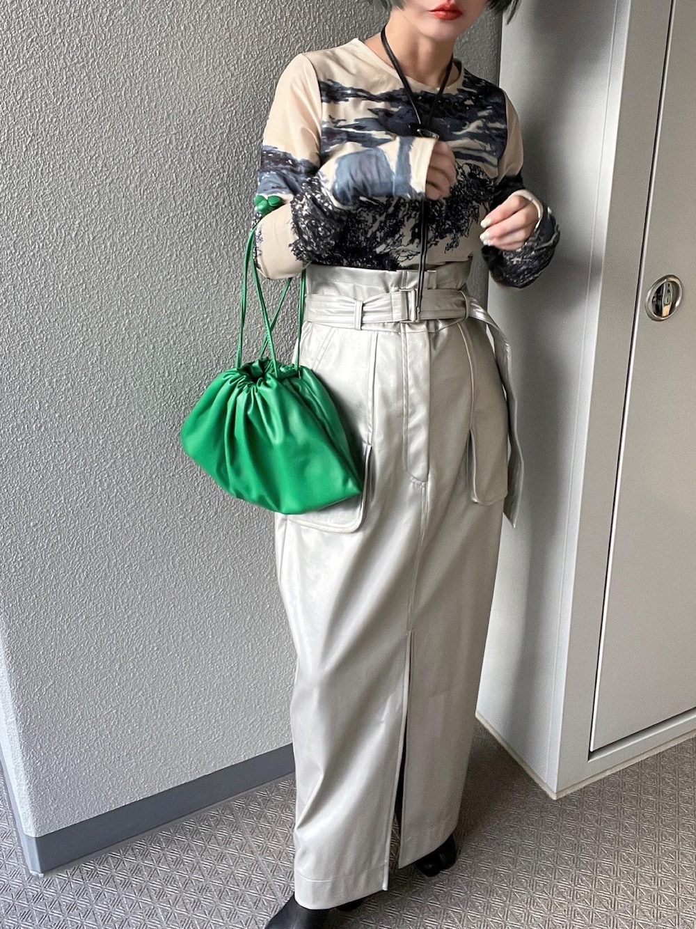 「カジュアルスタイル、シルバー、ロングスカート、シアーシャツ、シアートップス、低身長コーデ、ラクチンコーデ、スカートスタイル」｜「MAISON SPECIALのランドスケーププリントトップ【MAISON SPECIAL/メゾンスペシャル】（Tシャツ/カットソー、その他）」を使った、yukari_riraさん（レディース・155cm）の秋コーディネートの1枚目の写真