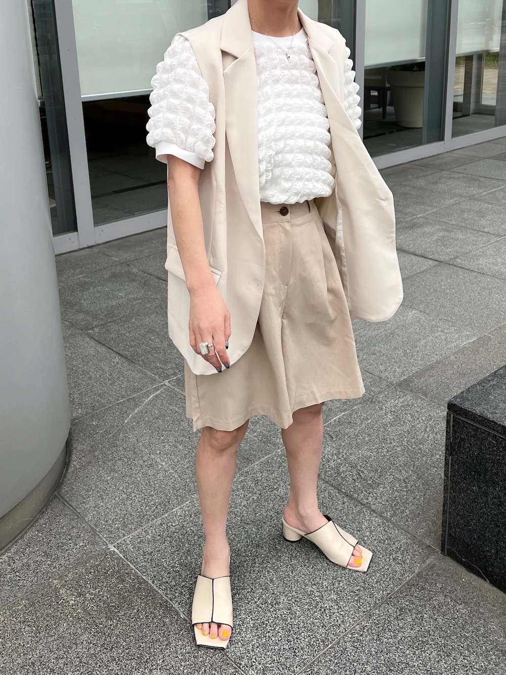「春夏コーデ、オトナカジュアル、ボリューム袖、レイヤードスタイル、ジレ、リラックススタイル、リネンパンツ、リネン、ハーフパンツ、ホワイトコーデ、ベージュコーデ」｜「nuguのアイテム（シャツ/ブラウス、ホワイト系）」を使った、yukari_riraさん（レディース・155cm）の夏コーディネートの1枚目の写真