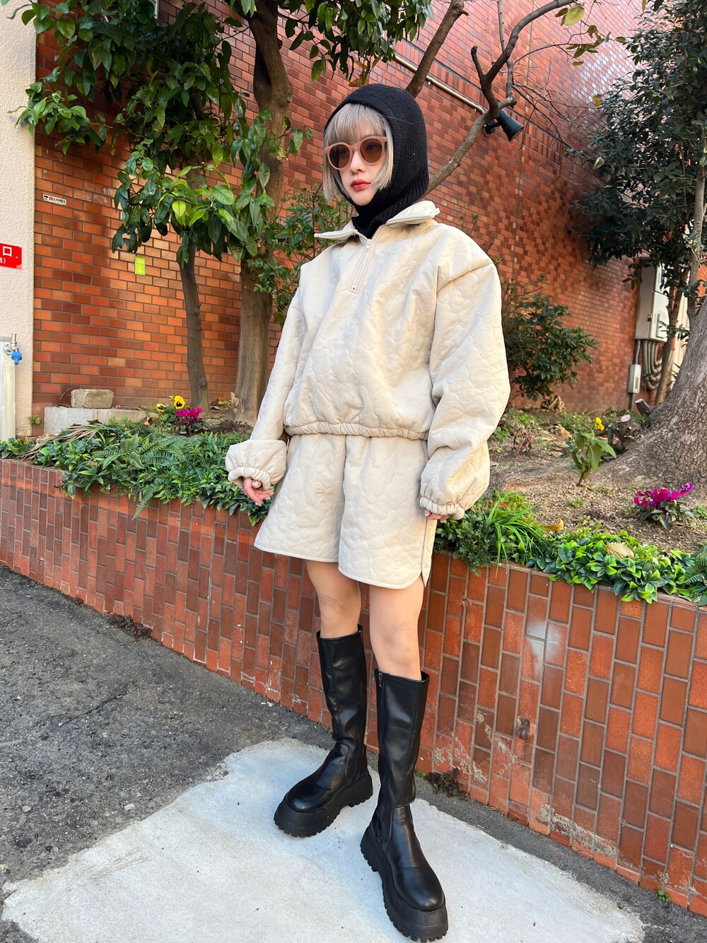 「クリスマスに着たい服、秋冬コーデ、セットアップ、ボア、ゆるコーデ、プチプラ、ロングブーツ、バラクラバ、ニット帽、モノトーン、モノトーンコーデ、楽チンコーデ」｜「nuguのアイテム（セットアップ、ベージュ系）」を使った、yukari_riraさん（レディース・155cm）の冬コーディネートの1枚目の写真