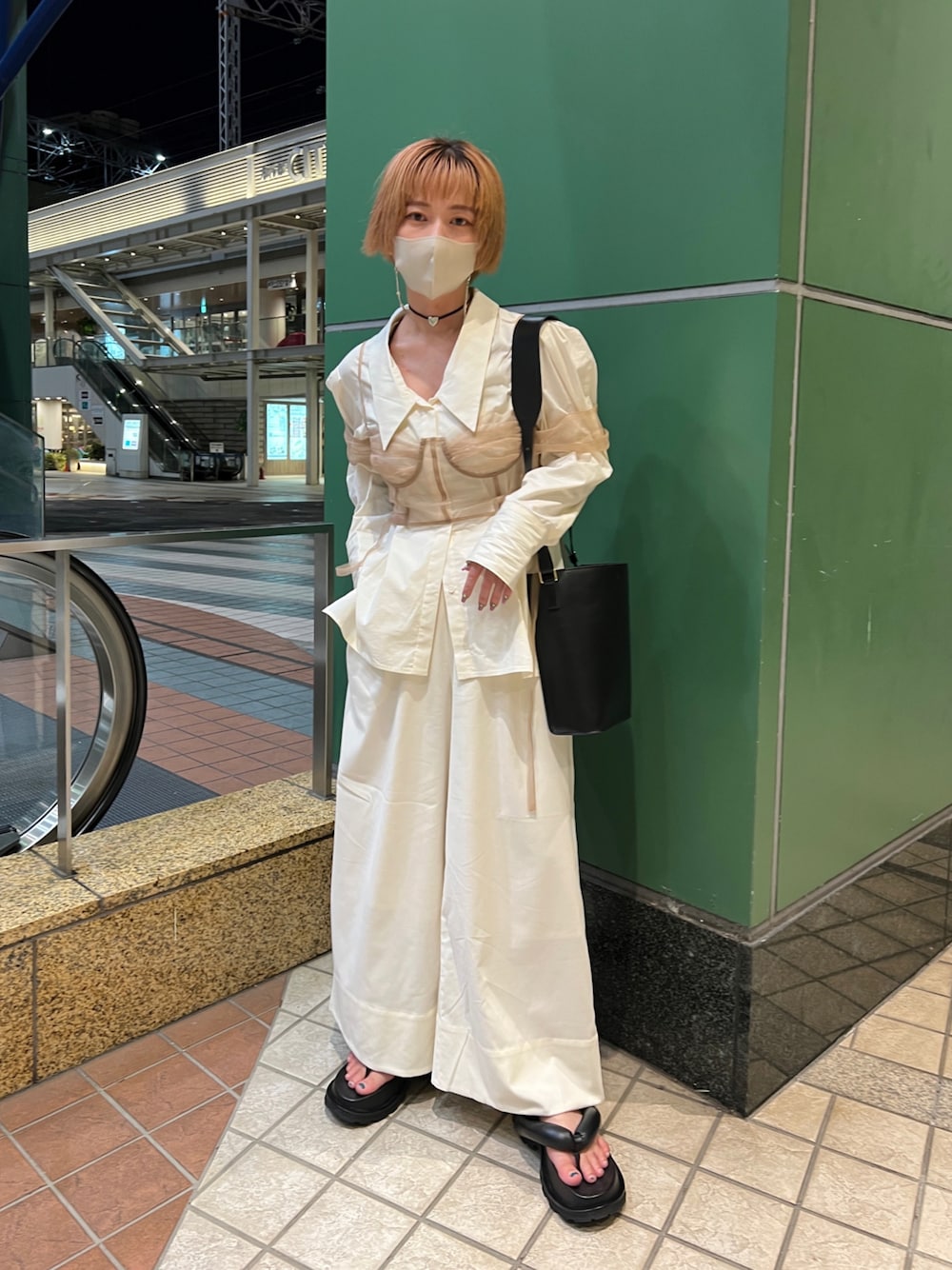 「カジュアルコーデ、大人かわいい、秋先取りコーデ、ラフコーデ、ホワイト、ホワイトコーデ、オトナ女子、ワイドパンツ、ビスチェ、レイヤードスタイル、オールホワイト」｜「M_の【M_】LAPEL ブラウス（シャツ/ブラウス、ホワイト系）」を使った、yukari_riraさん（レディース・155cm）の夏コーディネートの1枚目の写真
