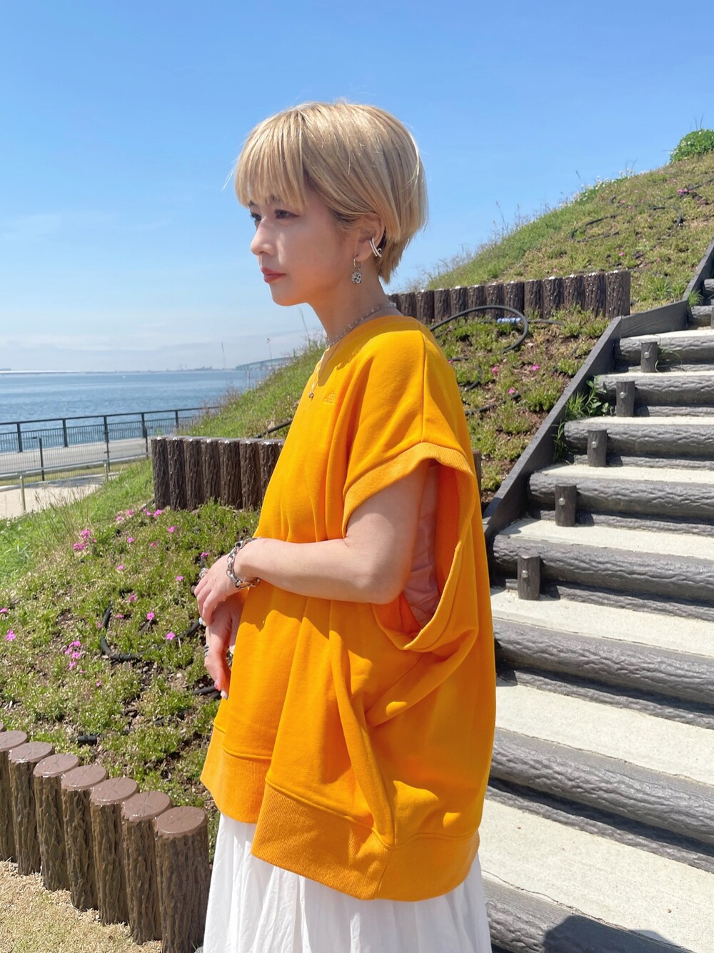 「お出かけコーデ、シンプル、大人カジュアル、リラックススタイル、カラーコーデ、ラクチンコーデ、低身長コーデ、スカート、スウェット、スウェットコーデ、オレンジコーデ、プチプラコーデ」｜「evuのアイテム（スウェット、オレンジ系）」を使った、yukari_riraさん（レディース・155cm）の春コーディネートの1枚目の写真
