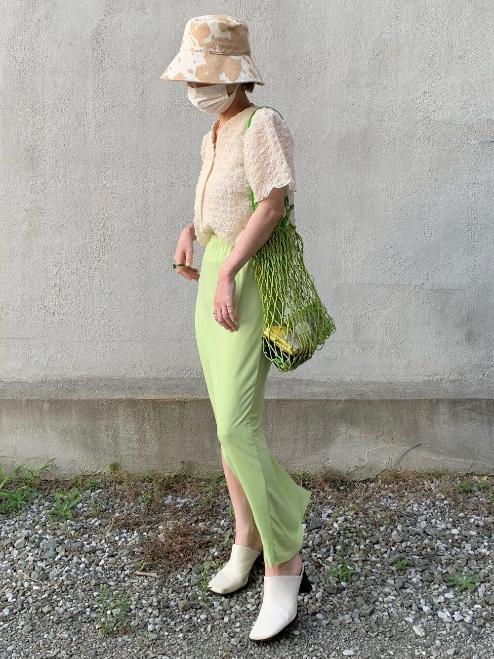 グリーン系のショルダーバッグ、ベージュ系のシャツ/ブラウス、ベージュ系のハットを着用したレディースの夏コーディネートの1枚目の写真