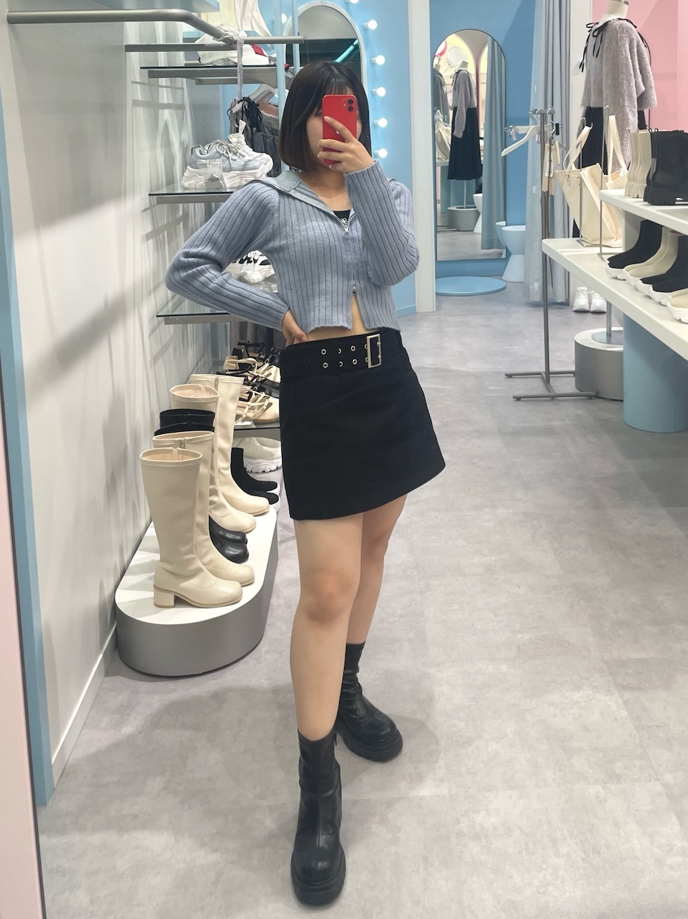 「トレンド、トレンドコーデ、オリーブ デ オリーブ(OLIVE des OLIVE)、デザイントップス、スカート、サックスブルー、カラーコーデ、オトナ女子、オトナカワイイ、オトナガーリー、大人女子、低身長、低身長コーデ、肌見せ、ブーツ」｜「OLIVE des OLIVEのクロップドキャミソール　1032060240（キャミソール、ブラック系）」を使った、ゆうかさん（レディース・155cm）の秋コーディネートの1枚目の写真