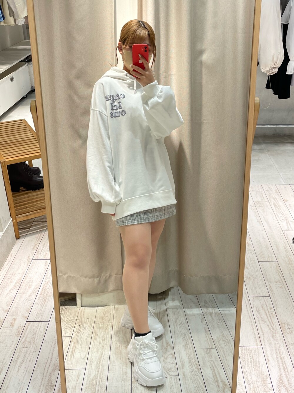 「カジュアルコーデ、私の推しブランド、オリーブ デ オリーブ(OLIVE des OLIVE)、カジュアルガーリー、スニーカー、スニーカーコーデ、ガーリー、パーカー、低身長、低身長コーデ、おしゃれさんと繋がりたい、大学生、通学コーデ、タイトスカート、カジュアルスタイル」｜「OLIVE des OLIVEの刺繍ロゴフーディチュニック（パーカー、ホワイト系）」を使った、ゆうかさん（レディース・155cm）の冬コーディネートの1枚目の写真