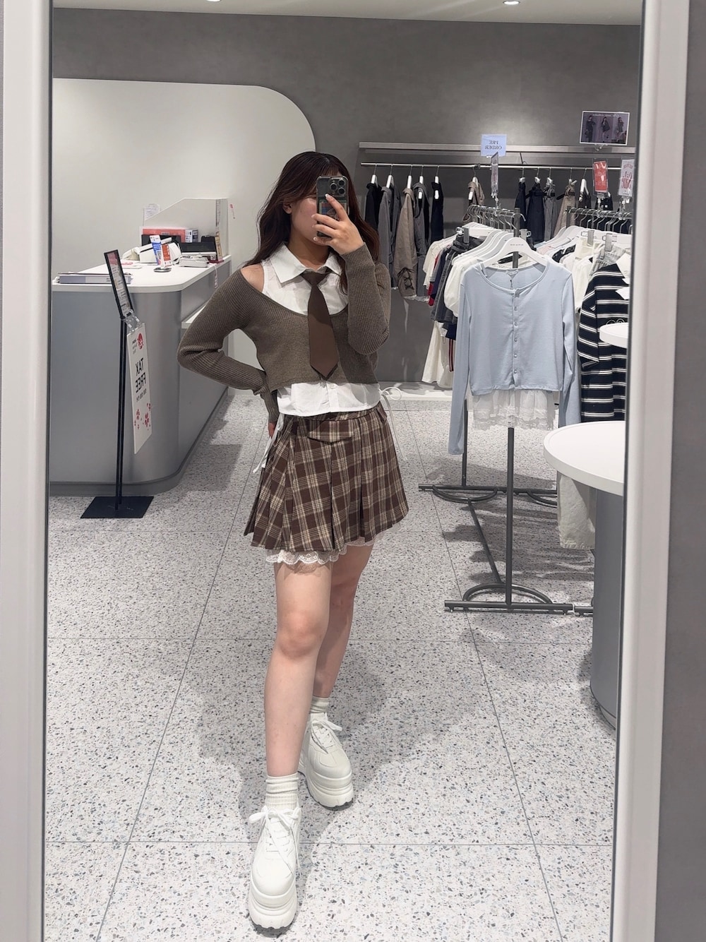 「チェック、ミニスカート、ブラウン、厚底シューズ、秋服準備はじめました、着こなしのちょこっとテク、休日スタイル、シンプルスタイル、お出かけコーデ、大人コーデ、大人かわいい、着回しコーデ、今から使える秋の先取りコーデ、秋のコーデ、低身長女子」｜「OLIVE des OLIVEのノースリシャツ×ニットカーデセット（カーディガン/ボレロ、ブラウン系）」を使った、ゆうかさん（レディース・155cm）の夏コーディネートの1枚目の写真
