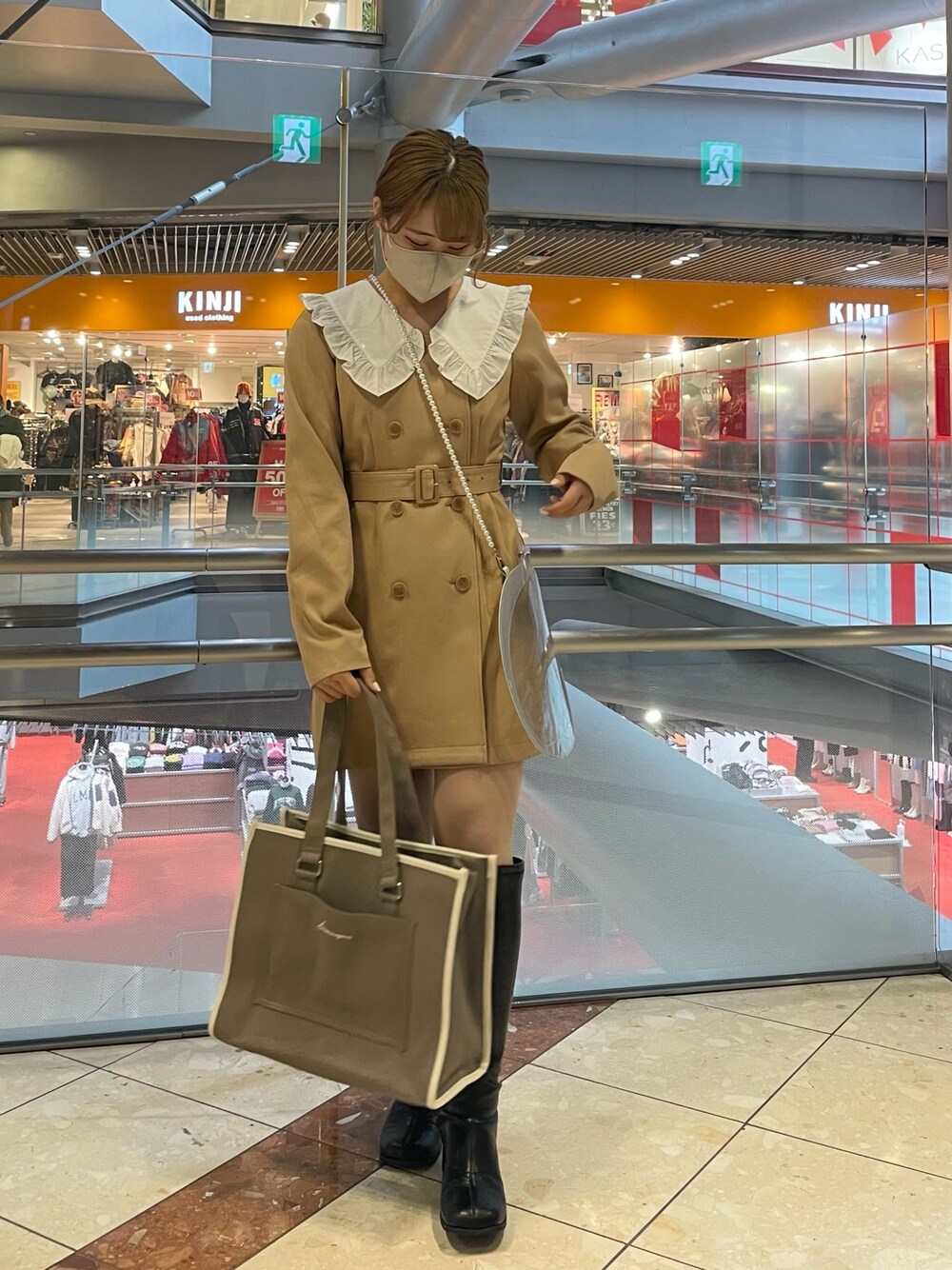 「推し活、ほめられ本命コーデ、ミニワンピ、ワンピース、ワンピーススタイル、ワンピースコーデ、うちわケース、トートバッグ、トートバック、ガーリー、ガーリーコーデ、オリーブ デ オリーブ(OLIVE des OLIVE)、おしゃれさんと繋がりたい、お洒落さんとつながりたい、低身長」｜「OLIVE des OLIVEの【STAFF考案】Bigカラーミニワンピース（ワンピース、イエロー系）」を使った、ゆうかさん（レディース・155cm）の冬コーディネートの1枚目の写真