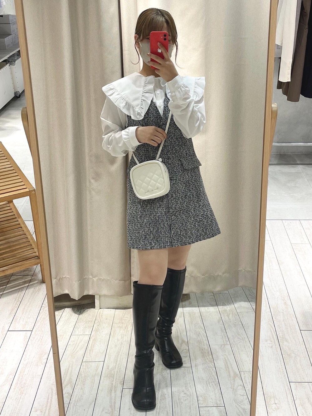 「私の推しブランド、OLIVE des OLIVE、ガーリー、ガーリーコーデ、大学生、大学生コーデ、デート、ジャンスカ、ロングブーツ、ブラウス、ショルダーバッグ、ミニワンピ、おしゃれさんと繋がりたい、アパレルスタッフ、オリーブ」｜「OLIVE des OLIVEのVネックジャンスカ（ワンピース、ブラック系）」を使った、ゆうかさん（レディース・155cm）の冬コーディネートの1枚目の写真