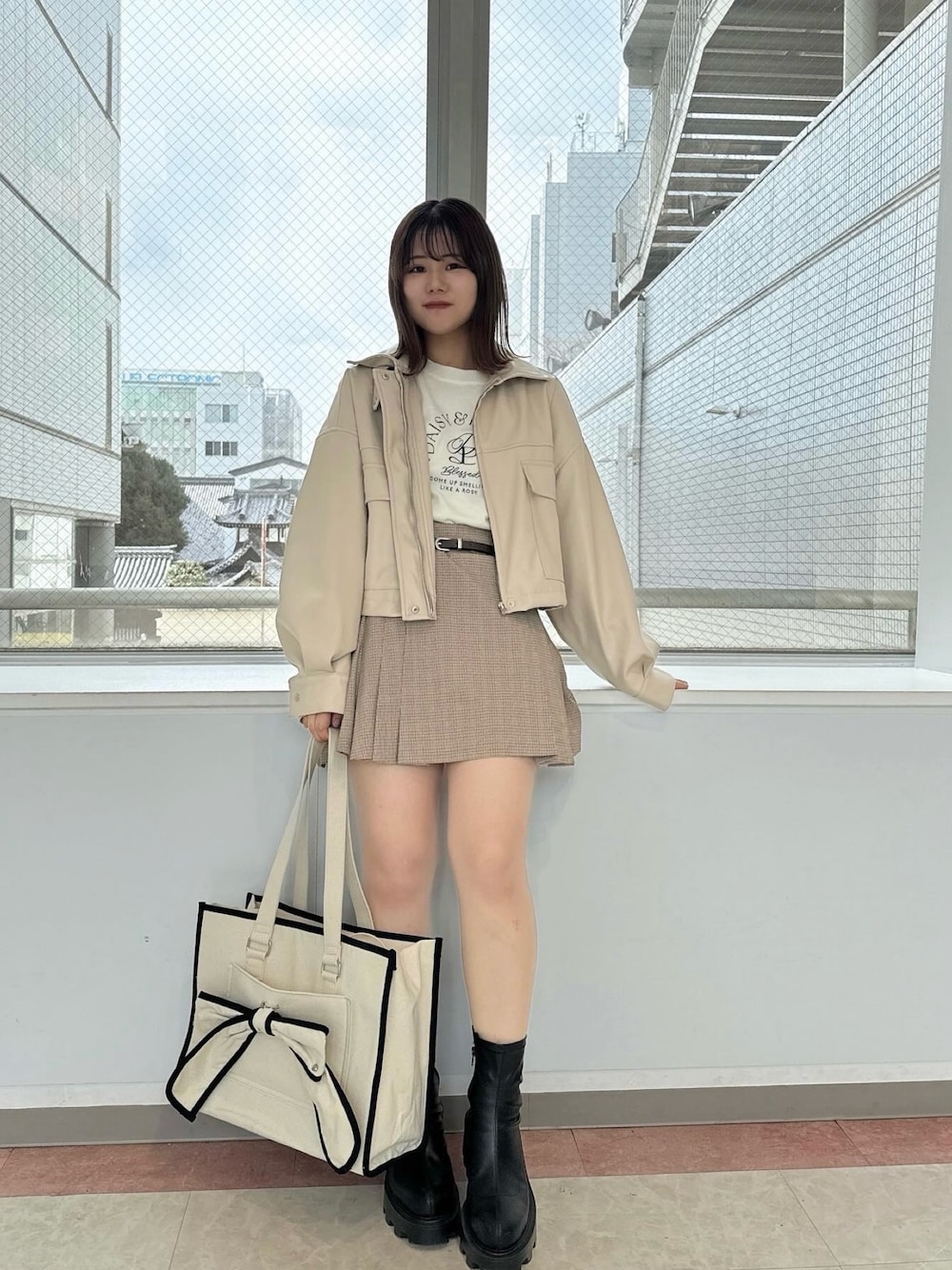 「春コーデ、春夏コーデ、春アウター、春服、spring、ベージュ、ベージュコーデ、淡色コーデ、オトナカジュアル、オトナカワイイ、トートバッグ、オリーブ デ オリーブ(OLIVE des OLIVE)、スカート、ジャケット、ジャケットスタイル」｜「OLIVE des OLIVEの刺繍ロゴニット　1041050130（ニット/セーター、ホワイト系）」を使った、ゆうかさん（レディース・155cm）の春コーディネートの1枚目の写真