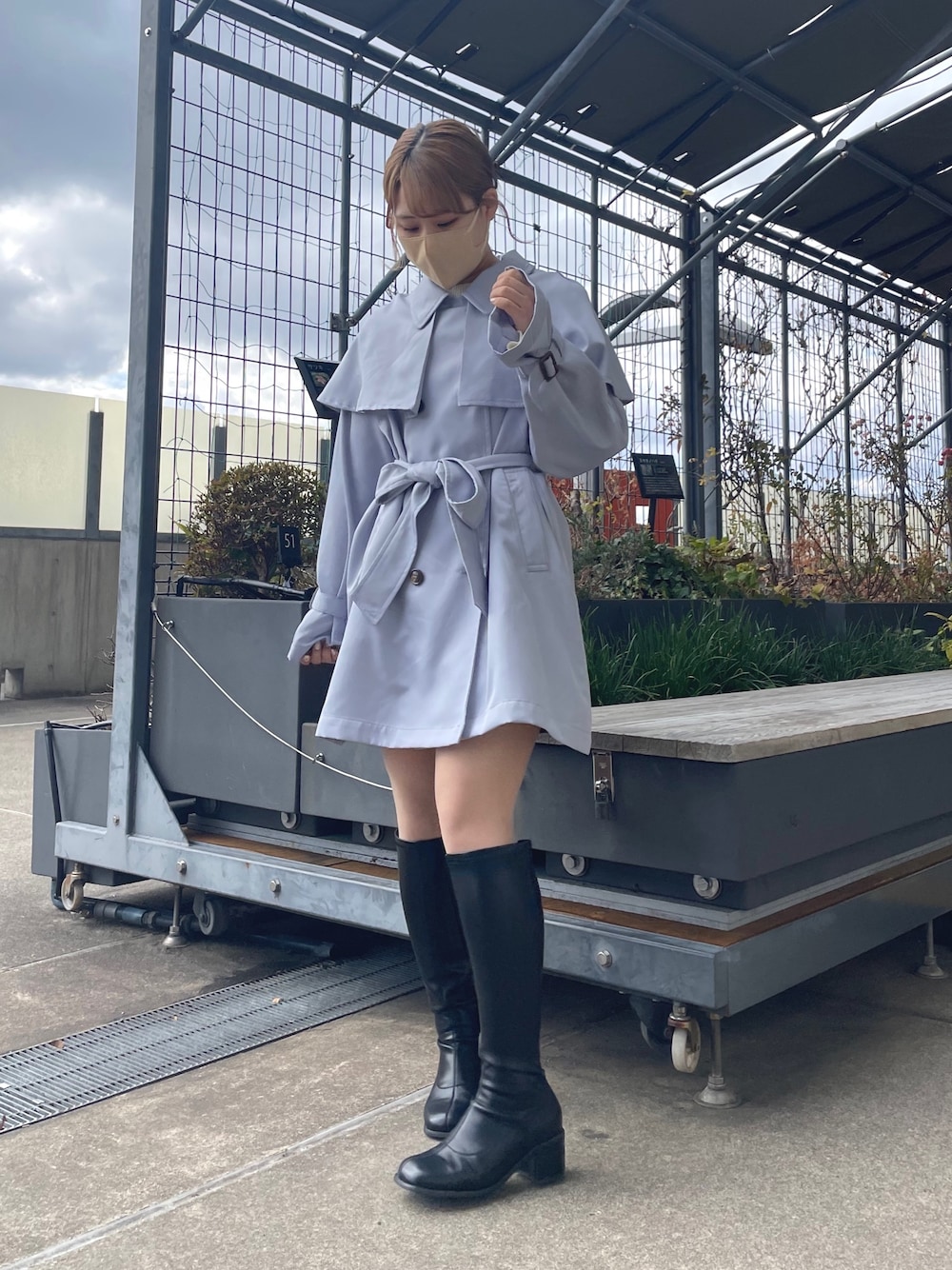 「トレンチコート、私の推しブランド、オリーブ デ オリーブ(OLIVE des OLIVE)、トレンチ、ガーリー、ガーリーコーデ、おしゃれさんと繋がりたい、お洒落さんとつながりたい、ロングブーツ、サックスブルー、低身長、低身長コーデ、低身長女子、デート、デートスタイル（WOMEN）」｜「OLIVE des OLIVEのケープ付きミドル丈トレンチコート（トレンチコート、ブルー系）」を使った、ゆうかさん（レディース・155cm）の冬コーディネートの1枚目の写真