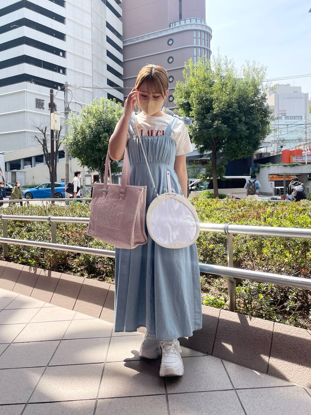 「推し色コーデ、トートバッグ、キャミワンピ、キャミワンピース、ロングワンピース、うちわケース、スニーカー、参戦服、ライブコーデ、夏コーデ、夏、低身長、オリーブ デ オリーブ(OLIVE des OLIVE)、低身長コーデ、青」｜「OLIVE des OLIVEの【WEB・渋谷109店限定】リボンティアードキャミワンピース（ワンピース、ブルー系）」を使った、ゆうかさん（レディース・155cm）の春コーディネートの1枚目の写真