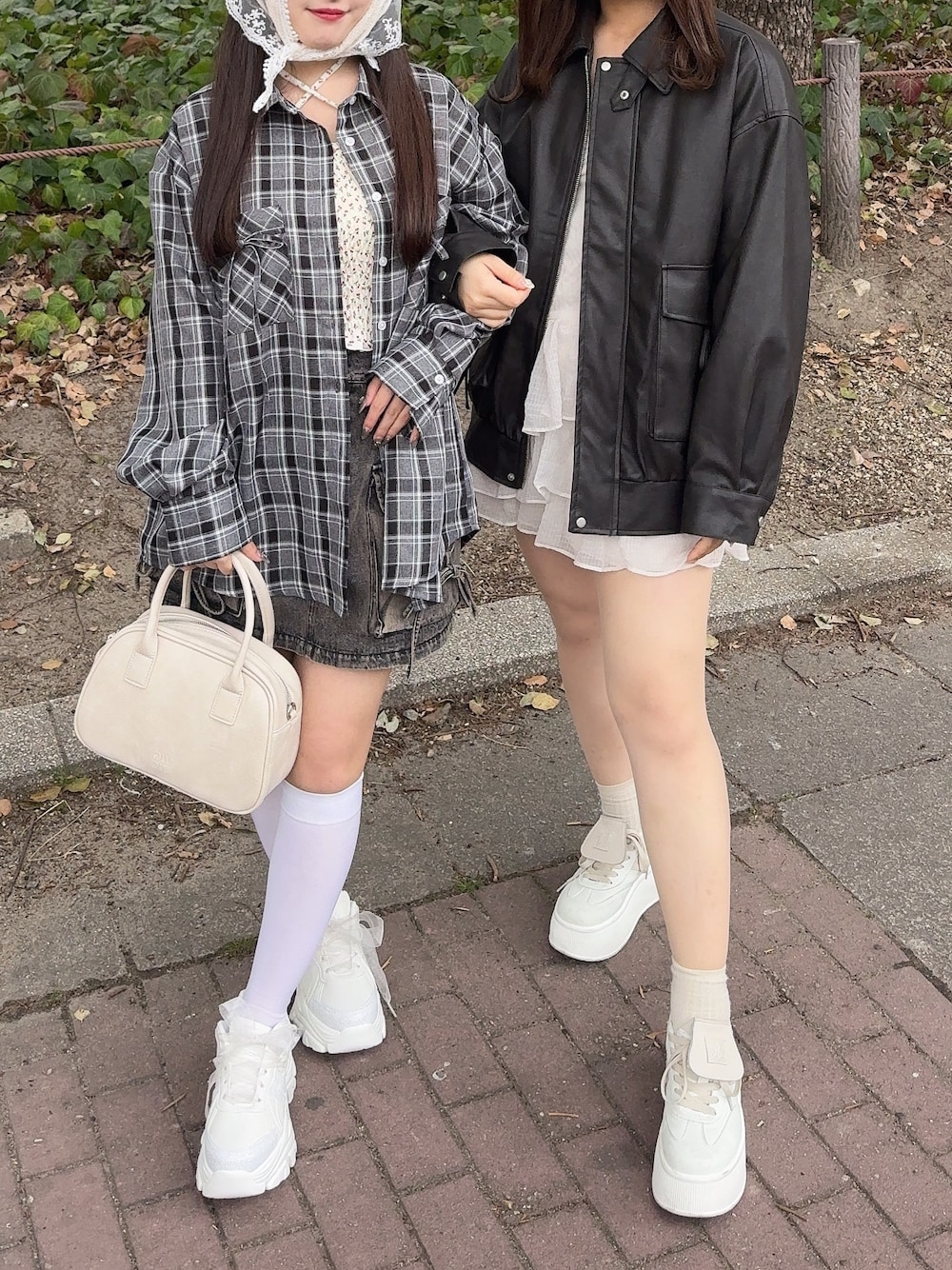 「プチプラ、シャツスタイル、今日のコーデ、春、シンプル、大人かわいい、きれいめコーデ、お洒落さんとつながりたい、レディースファッション、150cm台コーデ、スニーカーコーデ、スカートスタイル、春服コーデ、いいね、save、フォローお願いします🤑、大人ガーリー」｜「OLIVE des OLIVEのリボンポケットエコレザーBIGブルゾン（ブルゾン、ブラック系）」を使った、ゆうかさん（レディース・155cm）の春コーディネートの1枚目の写真