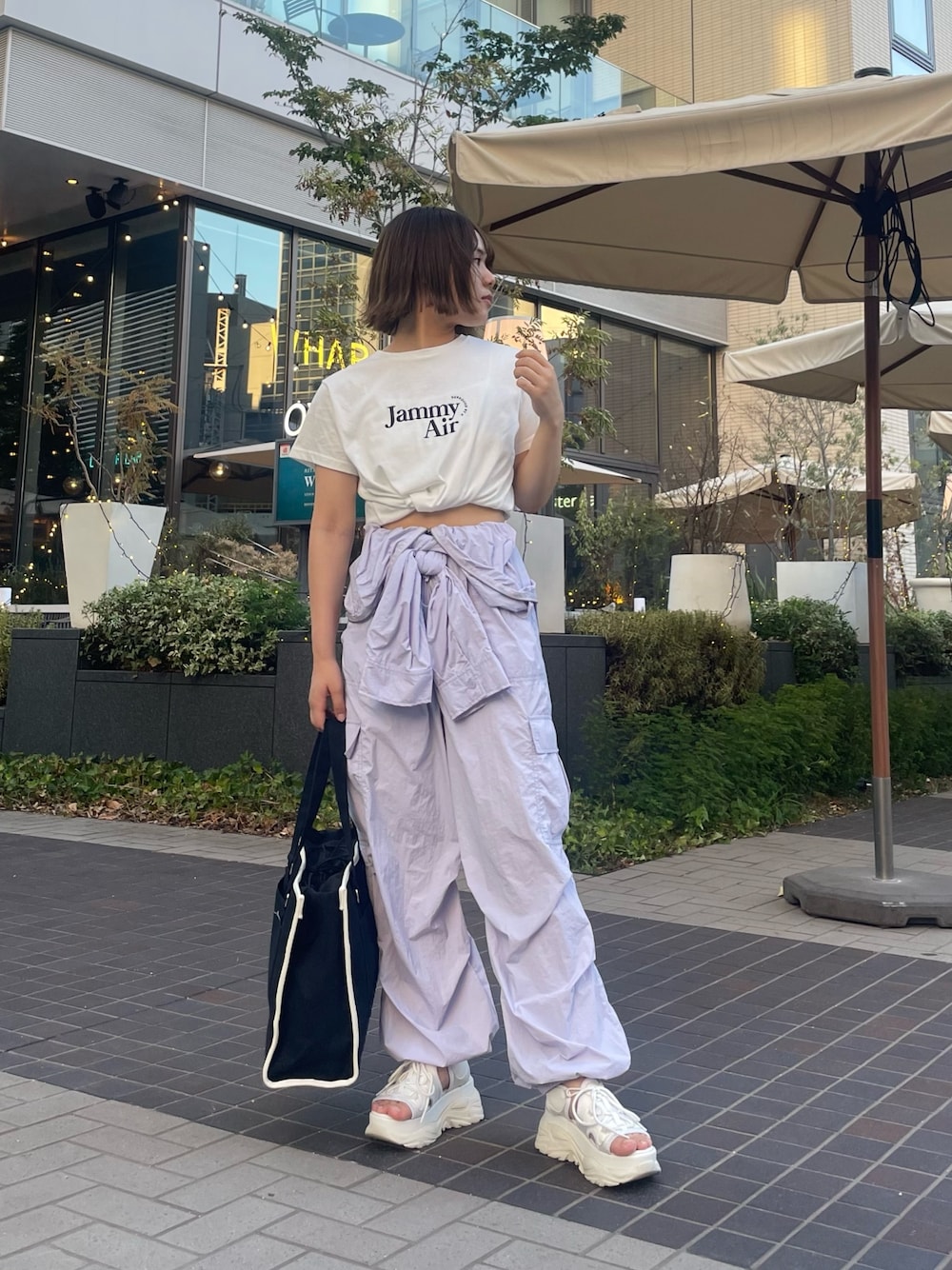 「推し活、アツいコーデ全部見せ、つなぎ、カラーコーデ、参戦服、オタク、オリーブ デ オリーブ(OLIVE des OLIVE)、Tシャツ、カジュアルコーデ、カジュアル、トートバッグ、ライブコーデ、低身長、低身長コーデ、パープル」｜「OLIVE des OLIVEのアソートTシャツ　1031060450（Tシャツ/カットソー、ホワイト系）」を使った、ゆうかさん（レディース・155cm）の夏コーディネートの1枚目の写真