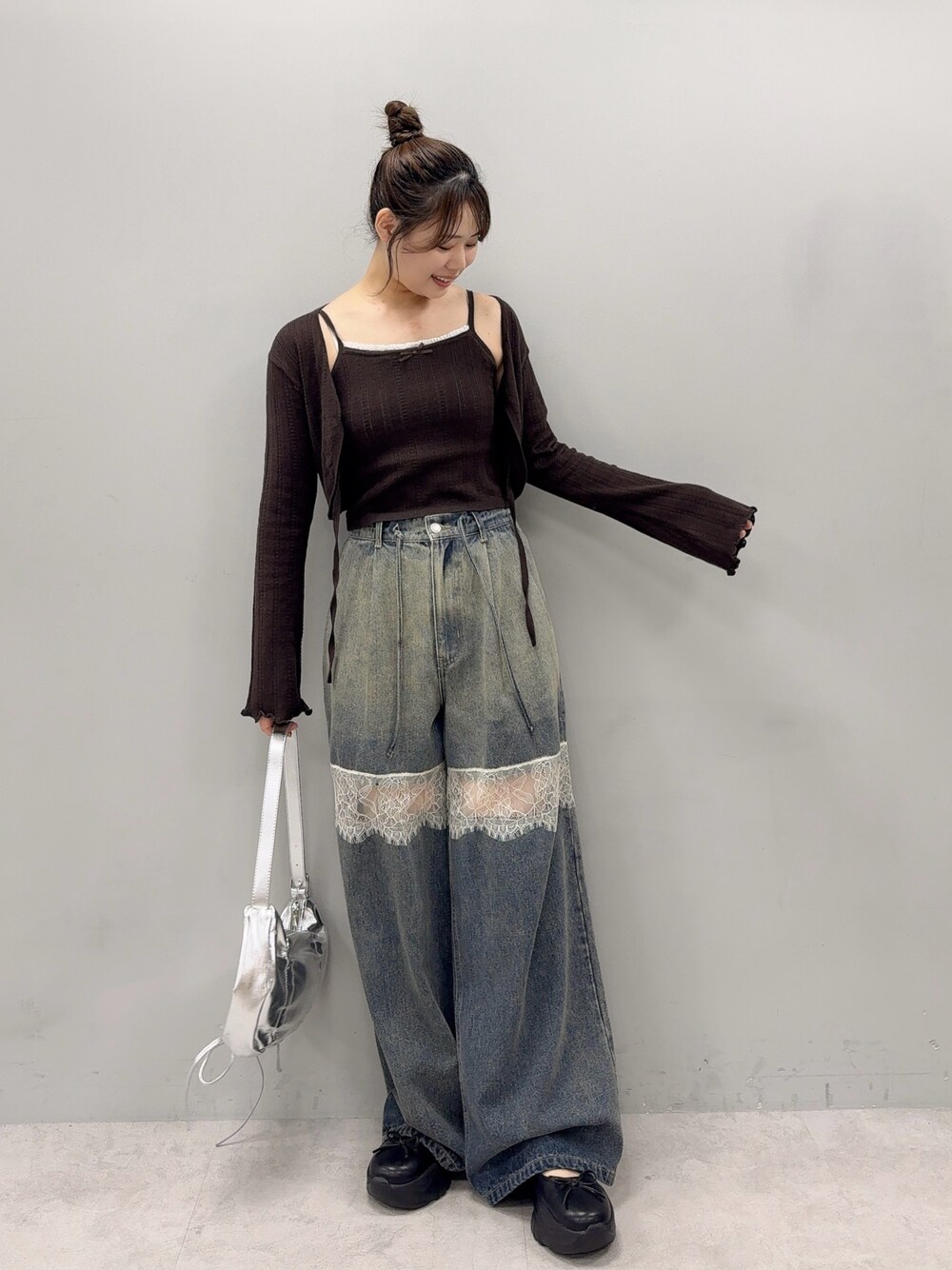 「カジュアル、カジュアルコーデ、デニム、デニムパンツ、ボレロ、カーディガン、ブラウン、秋コーデ、秋服準備はじめました、お出かけコーデ、オリーブ デ オリーブ(OLIVE des OLIVE)、秋先取りコーデ、秋服、きれいめカジュアル、オトナ女子」｜「OLIVE des OLIVEのパターンメッシュボレロアンサンブル　1042050120（アンサンブル、ブラウン系）」を使った、ゆうかさん（レディース・155cm）の夏コーディネートの1枚目の写真