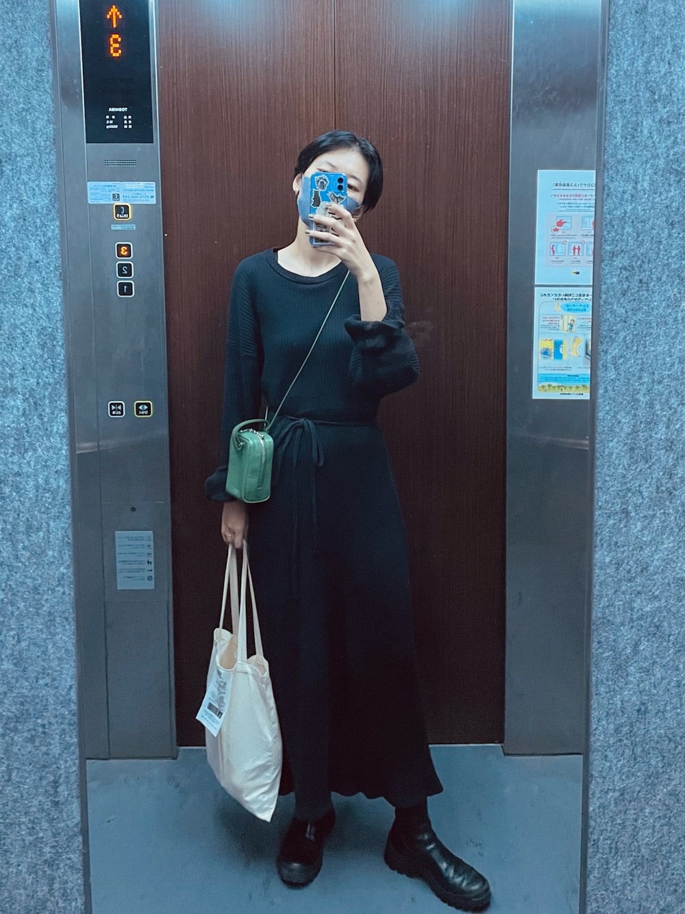 「ワンピース、大人カジュアル、サイドゴアブーツ、ポシェット、ロングワンピース、秋のコーデ」｜「BELPERのBOX BAG（ハンドバッグ、グリーン系）」を使った、潮田あかりさん（レディース・166cm）の秋コーディネートの1枚目の写真