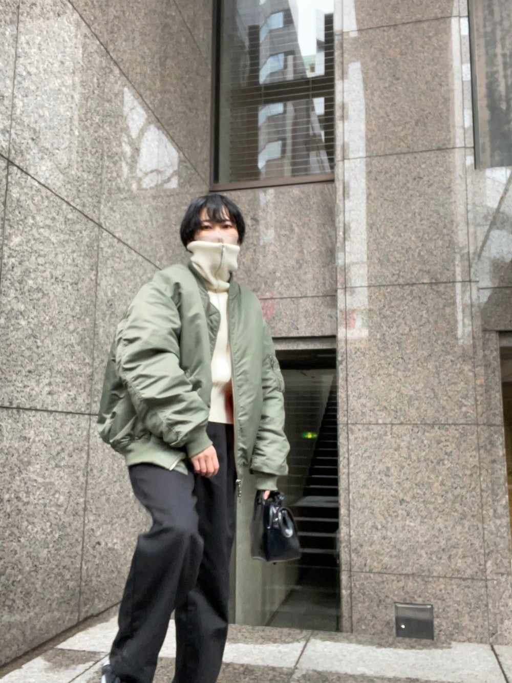 ホワイト系のニット/セーター、ブラック系のその他パンツ、ブラック系のボストンバッグを着用したレディースの冬コーディネートの1枚目の写真