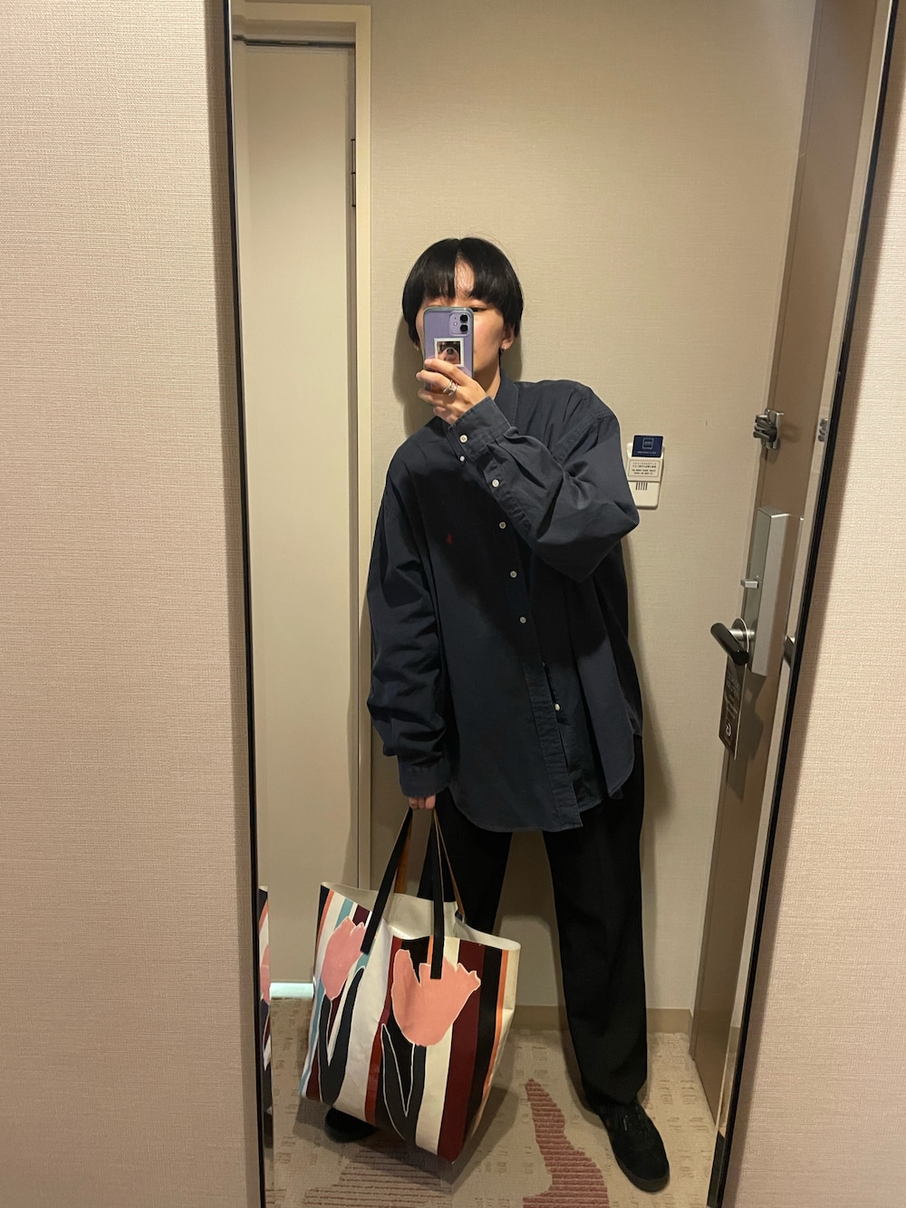 ブルー系のシャツ/ブラウス、ブラック系のスラックス、その他のトートバッグを着用したレディースの春コーディネートの1枚目の写真