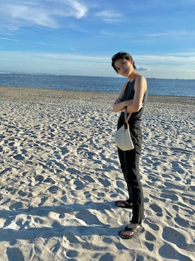 「OOFOS（ウーフォス）のOOFOS　Ooriginal（サンダル）」を使った、潮田あかりさん（レディース・166cm）の夏コーディネート