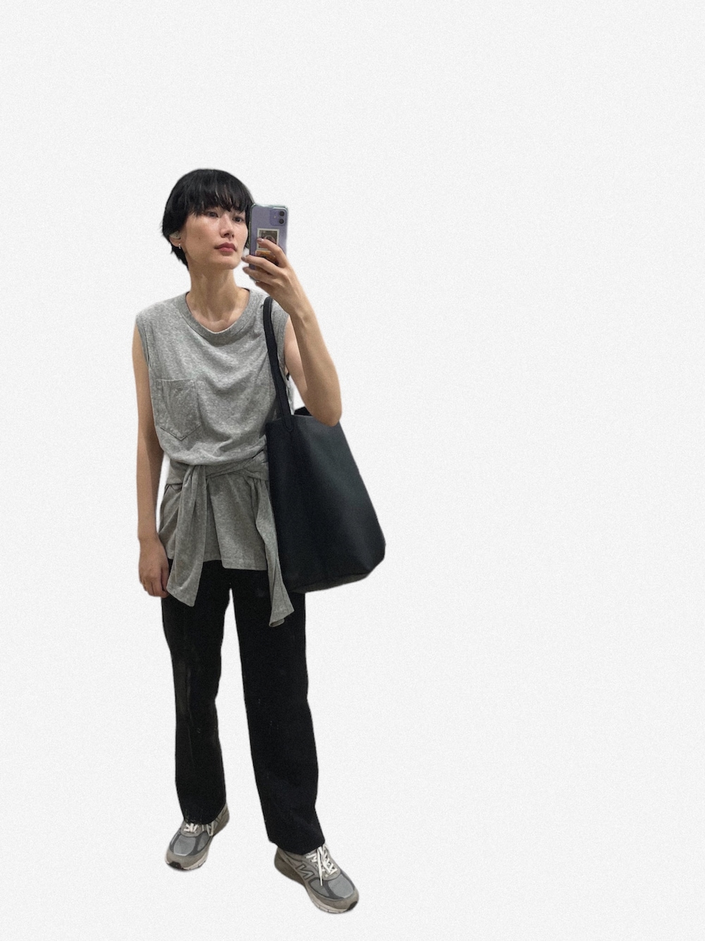 グレー系のトップス、ブラック系のトートバッグ、ブラック系のその他パンツを着用したレディースの夏コーディネートの1枚目の写真