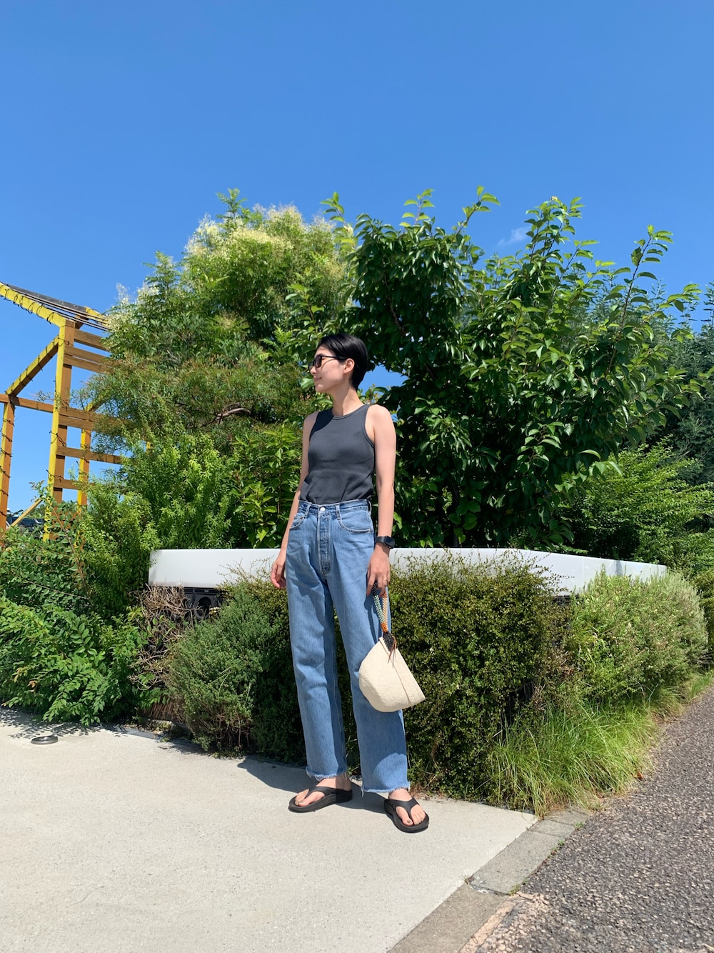 「シンプルコーデ、デニム、夏コーデ、タンクトップ、サングラス」｜「UngridのDODOJEANコラボ アメスリタンクトップ（Tシャツ/カットソー、グレー系）」を使った、潮田あかりさん（レディース・166cm）の夏コーディネートの1枚目の写真