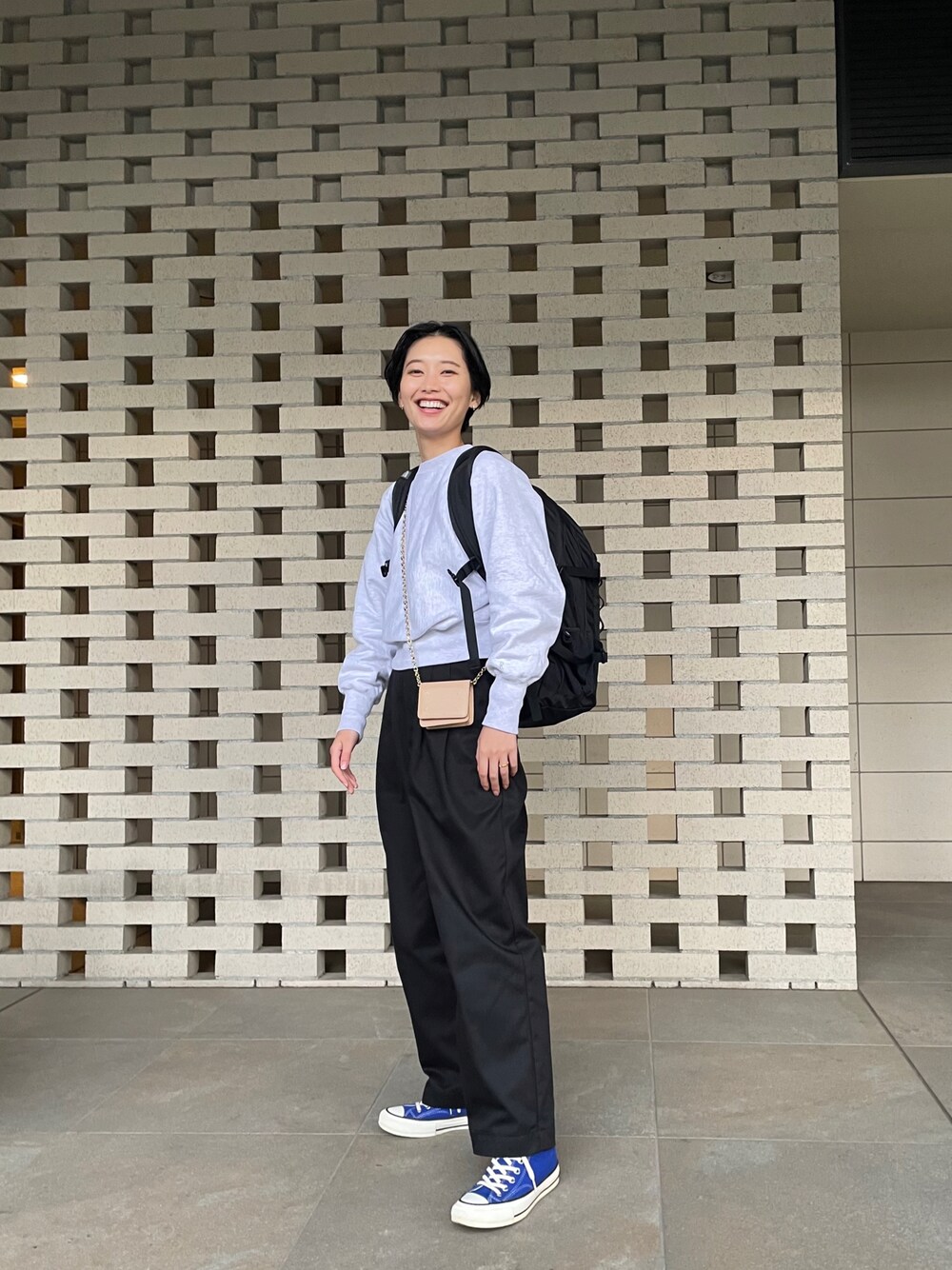 「スウェット、バックパック、大人カジュアル、カジュアル、ワイドパンツ、スニーカー、春コーデ」｜「THE NORTH FACEのTHE NORTH FACE/ノースフェイス バックパック ビッグショット 33L NM72201（バックパック/リュック、ブラック系）」を使った、潮田あかりさん（レディース・166cm）の春コーディネートの1枚目の写真