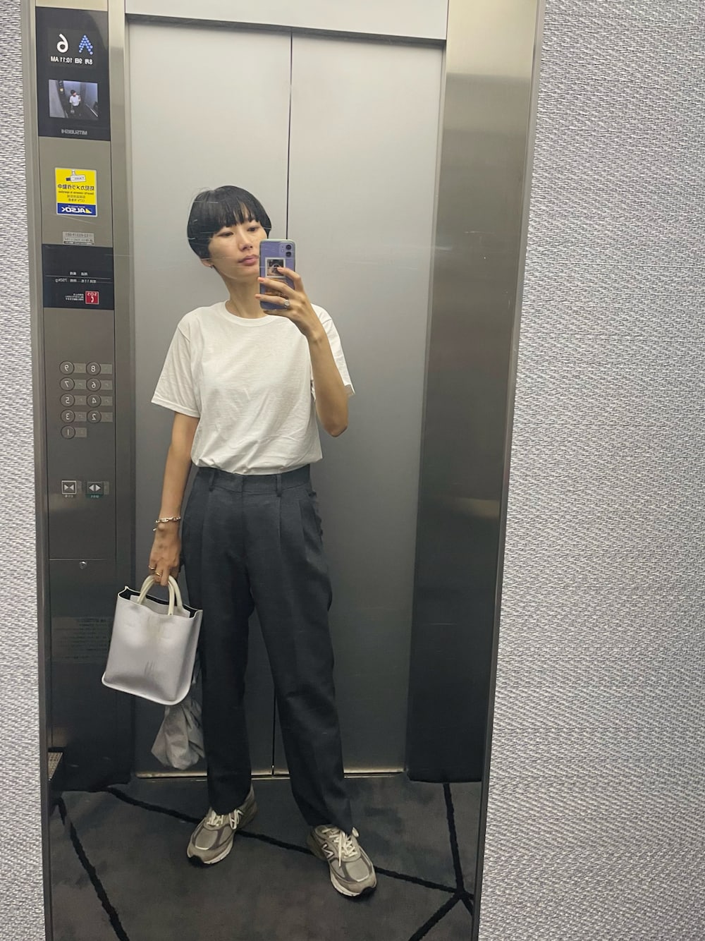 「白Tシャツ、スラックス、大人カジュアル、シンプルコーデ、スニーカー、夏コーデ」｜「FRUIT OF THE LOOMのFRUIT OF THE LOOM J3930HD 半袖 2PパックTシャツ（Tシャツ/カットソー、ホワイト系）」を使った、潮田あかりさん（レディース・166cm）の夏コーディネートの1枚目の写真